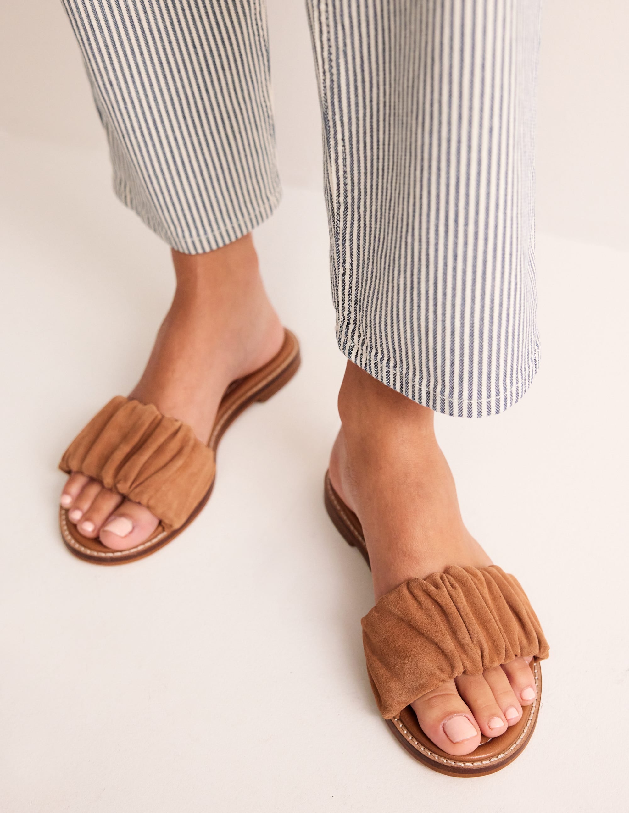 Flache Sandalen mit Raffung-Hellbraun - Image 2