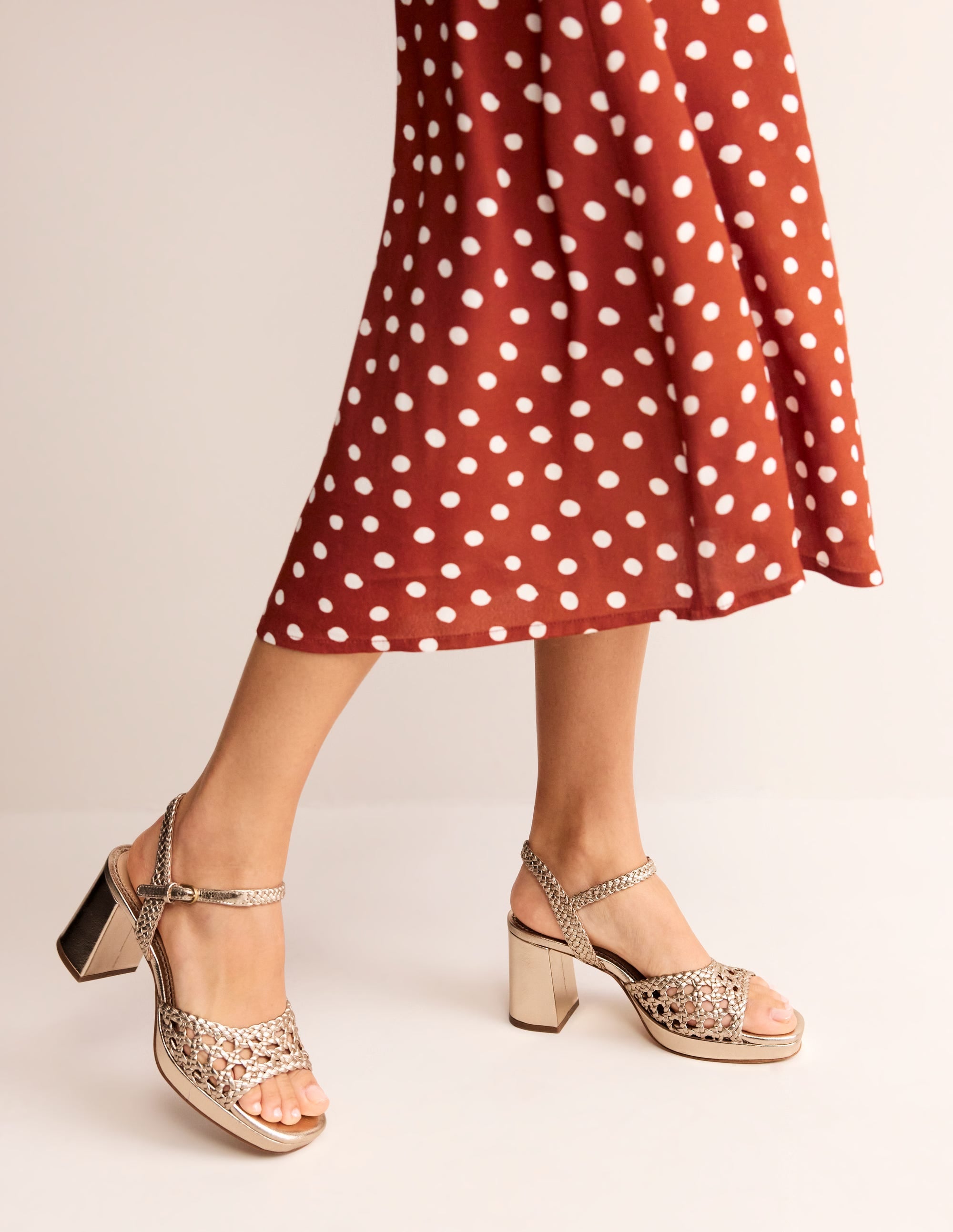 Geflochtene Plateausandalen-Gold Metallic-Leder - Image 2