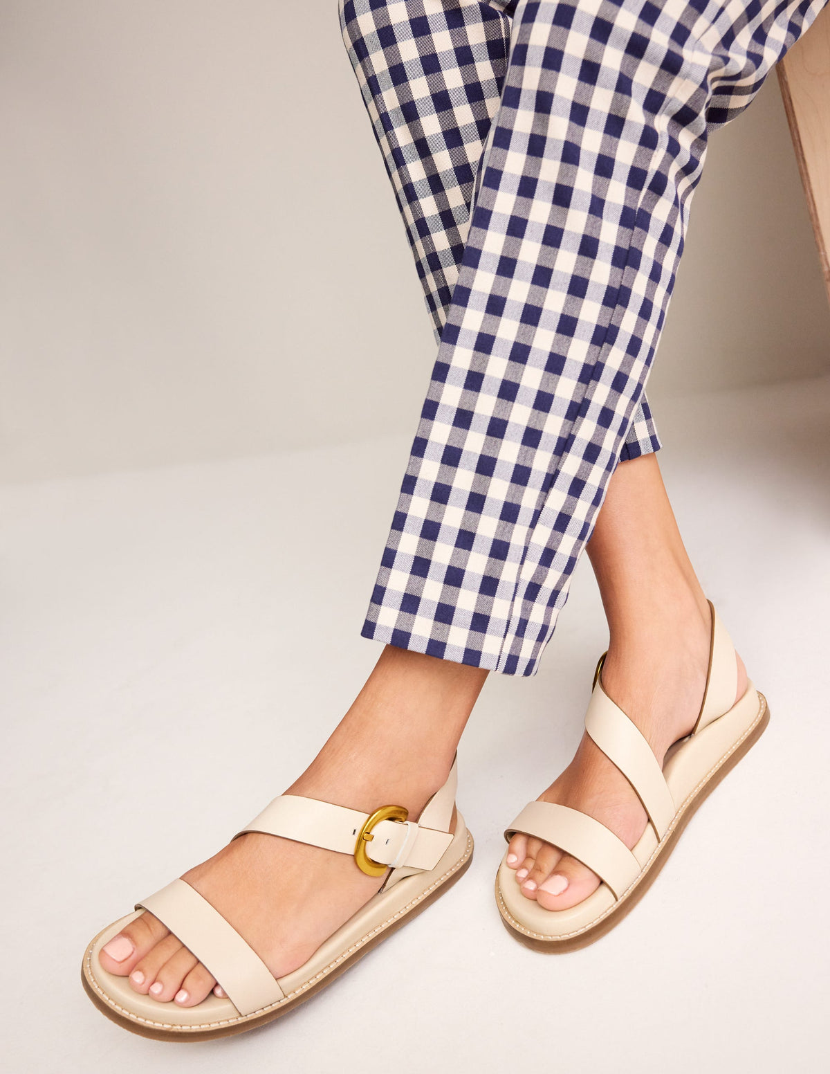 Sandale mit dicker Schnalle-Ivory and Navy Spot-1