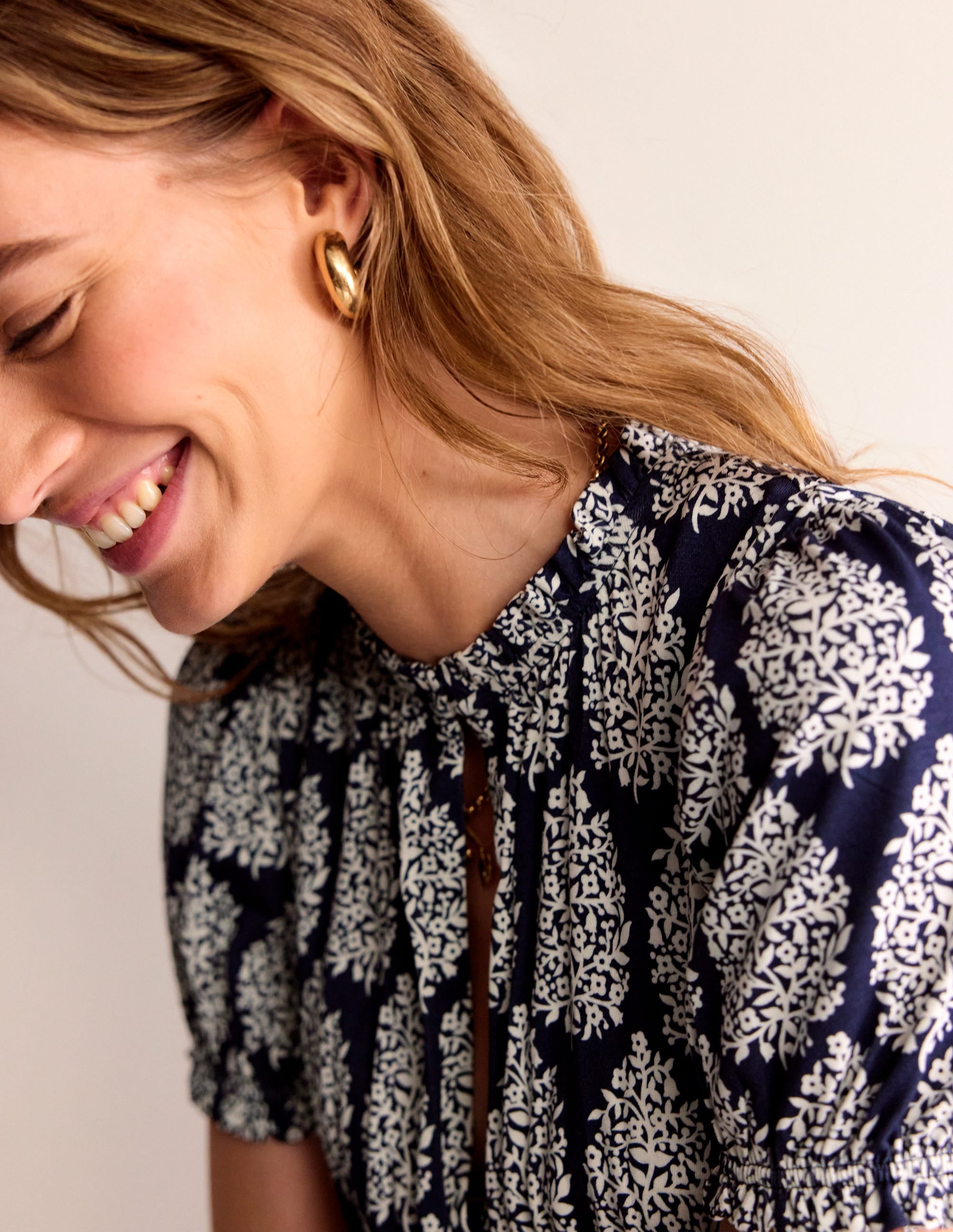 Rosanna Midi-Teekleid aus Jersey-Französisch-Marineblau, Blümchen-Paisley - Image 2