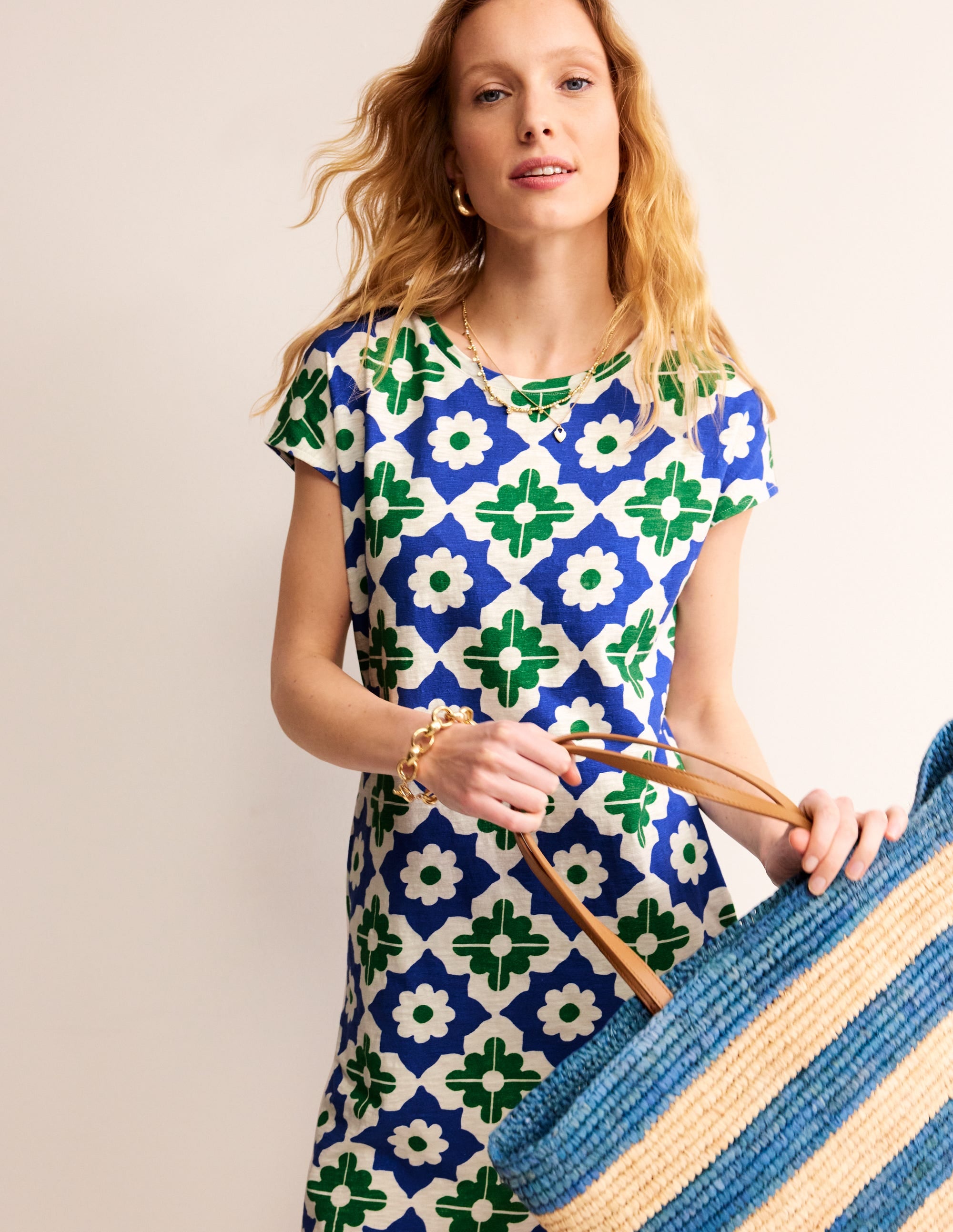 Leah T-Shirt-Kleid aus Jersey-Grün, Geometrischer Aufdruck - Image 4