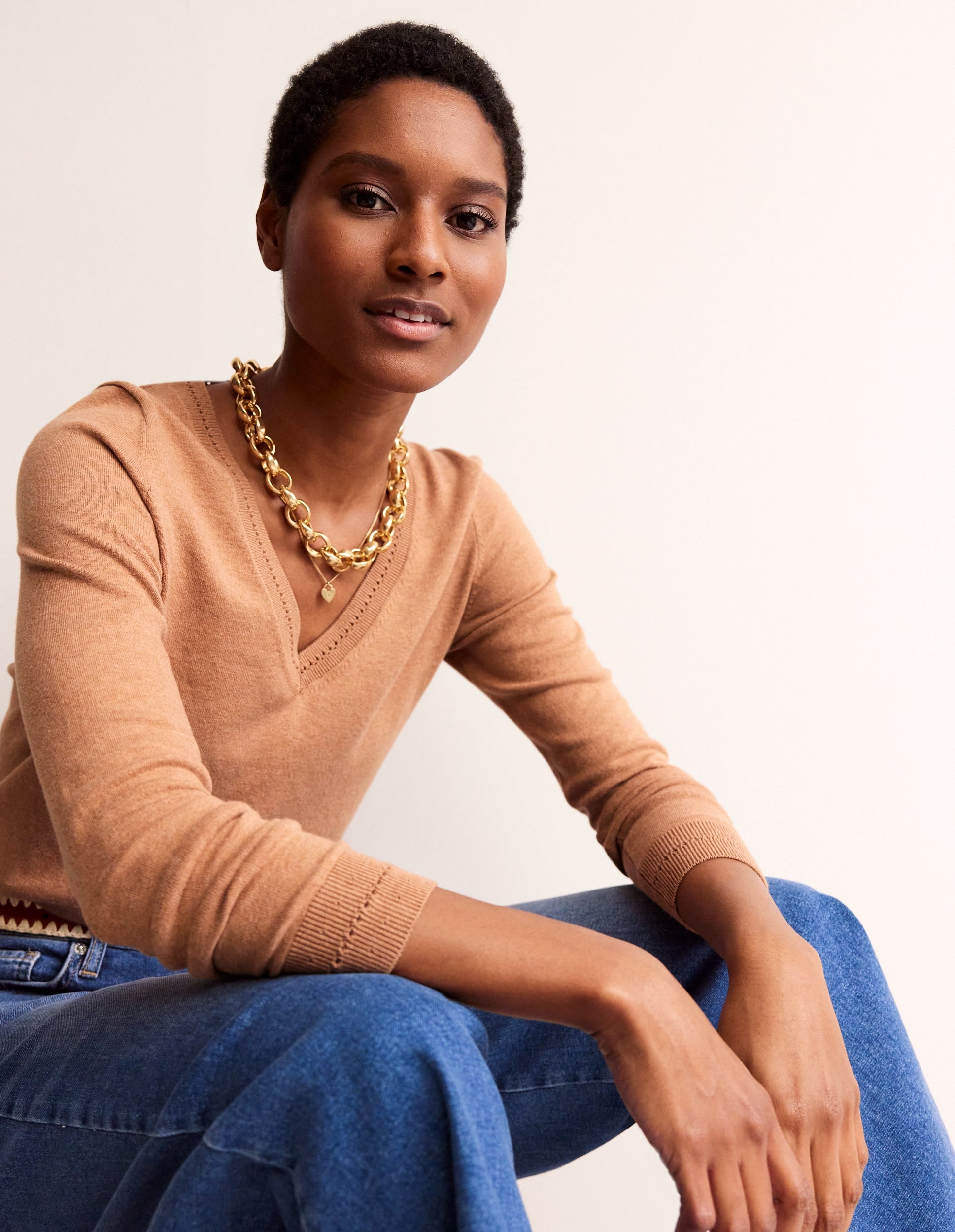 Catriona Pullover aus Baumwolle mit V-Ausschnitt-Kamelbraun Melange - Image 1