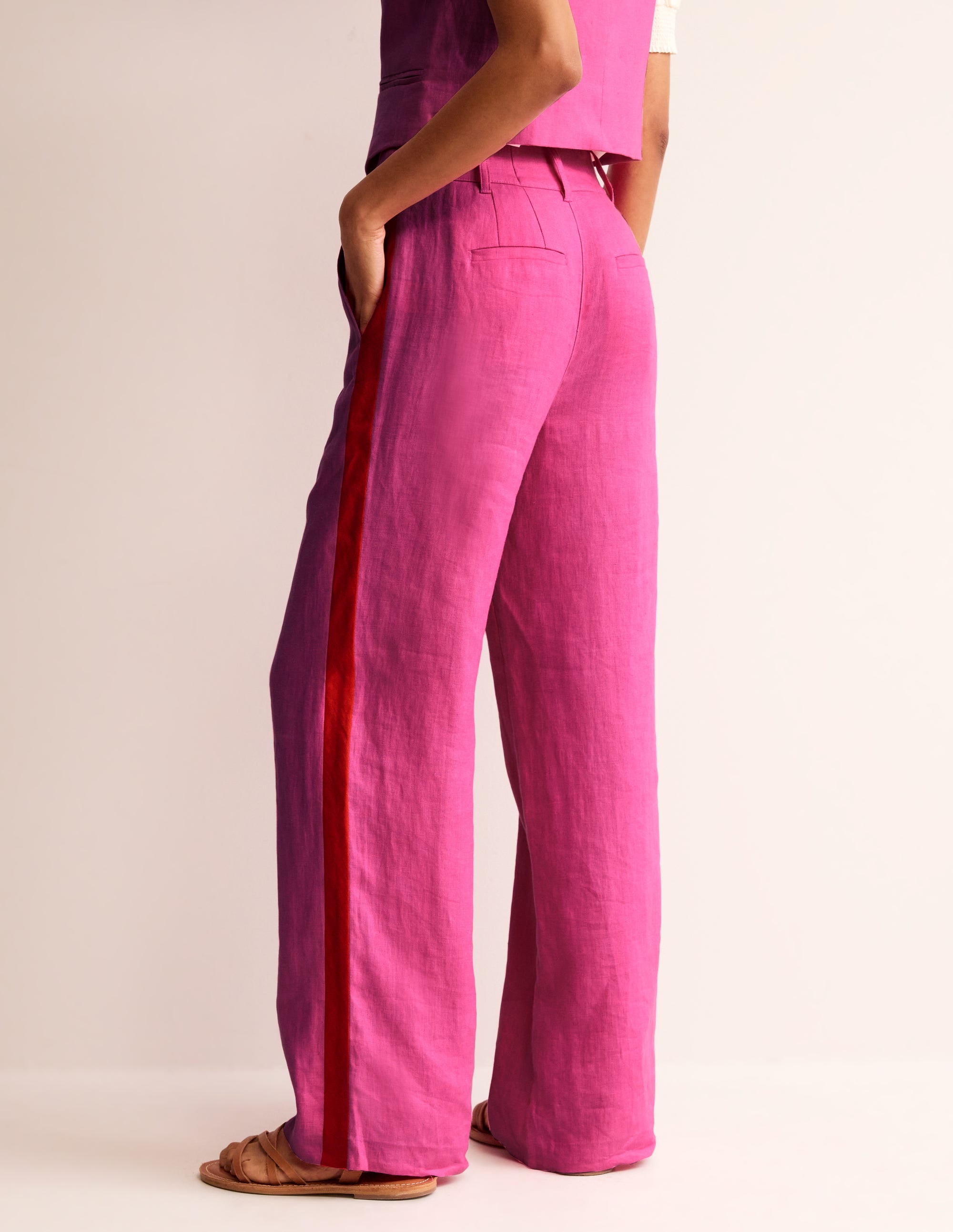 Pantalon Westbourne en lin-Rose pop, rayé latéral rouge - Image 3