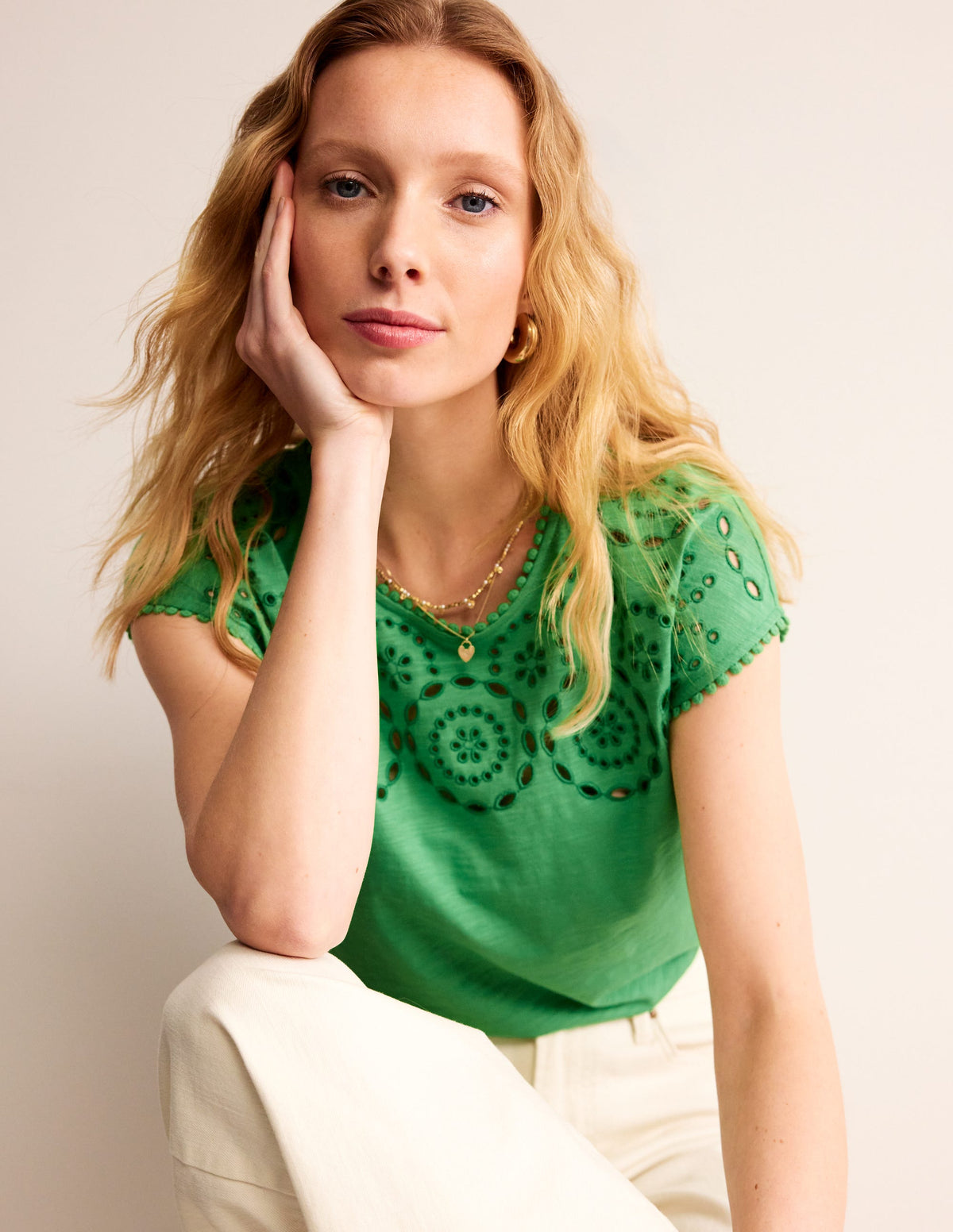 Sasha T-Shirt mit Stickerei-Kelly Grün - Image 1