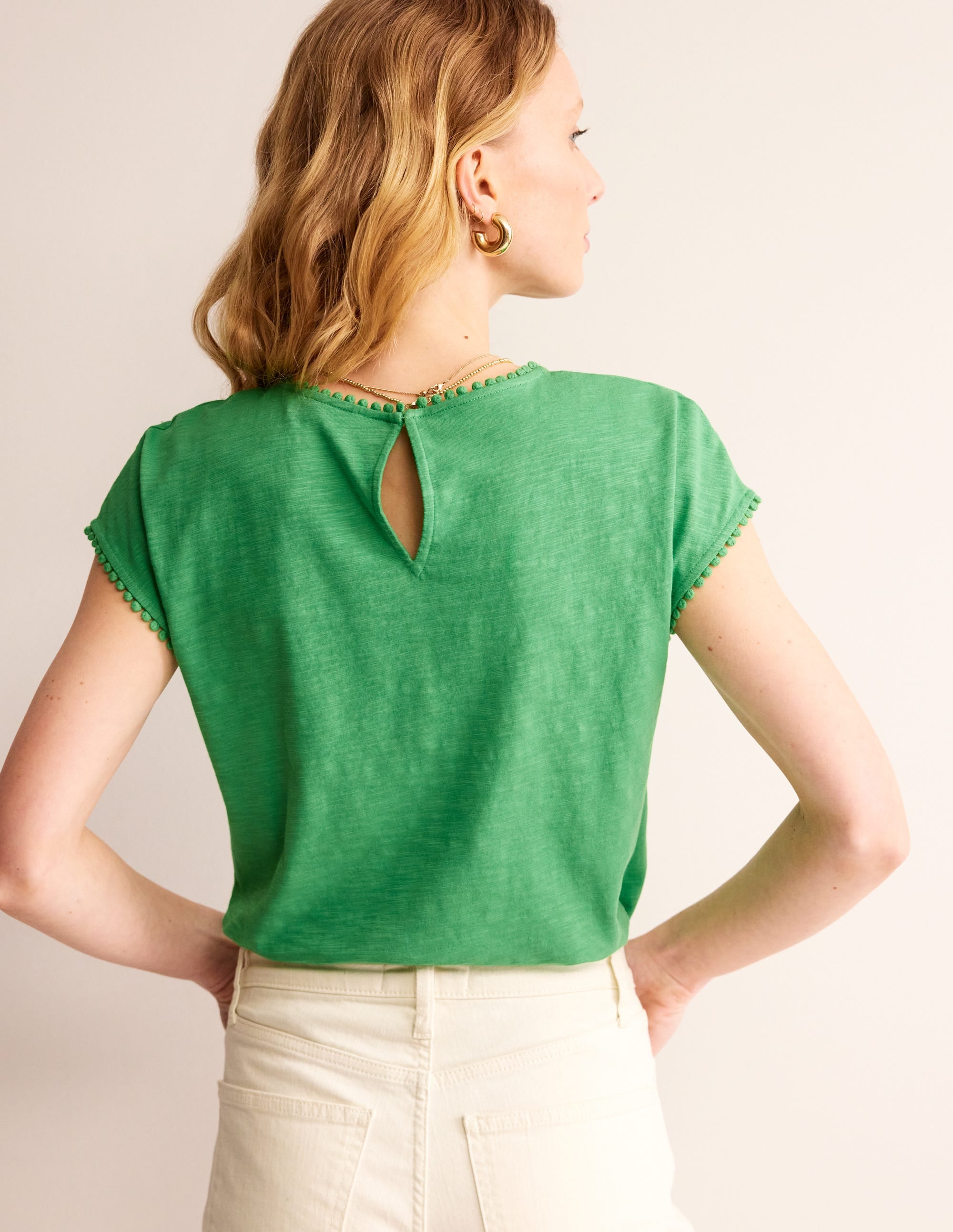 Sasha T-Shirt mit Stickerei-Kelly Grün - Image 3