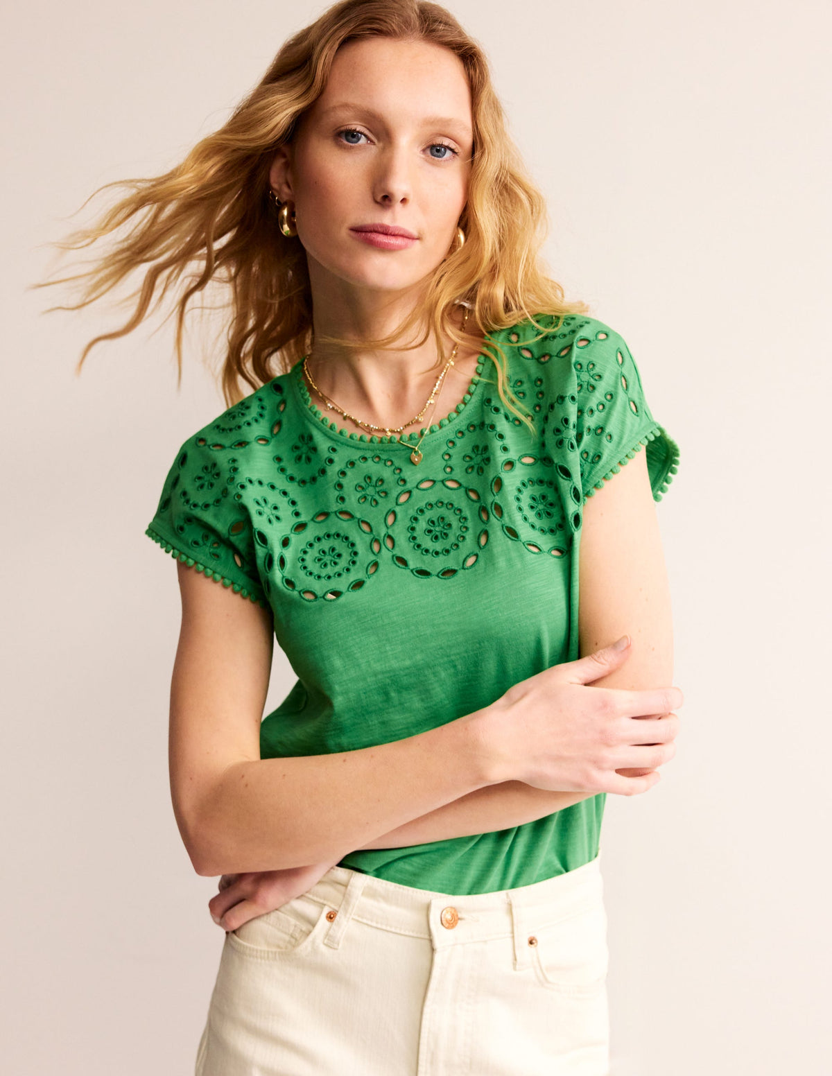 Sasha T-Shirt mit Stickerei-Kelly Grün - Image 4