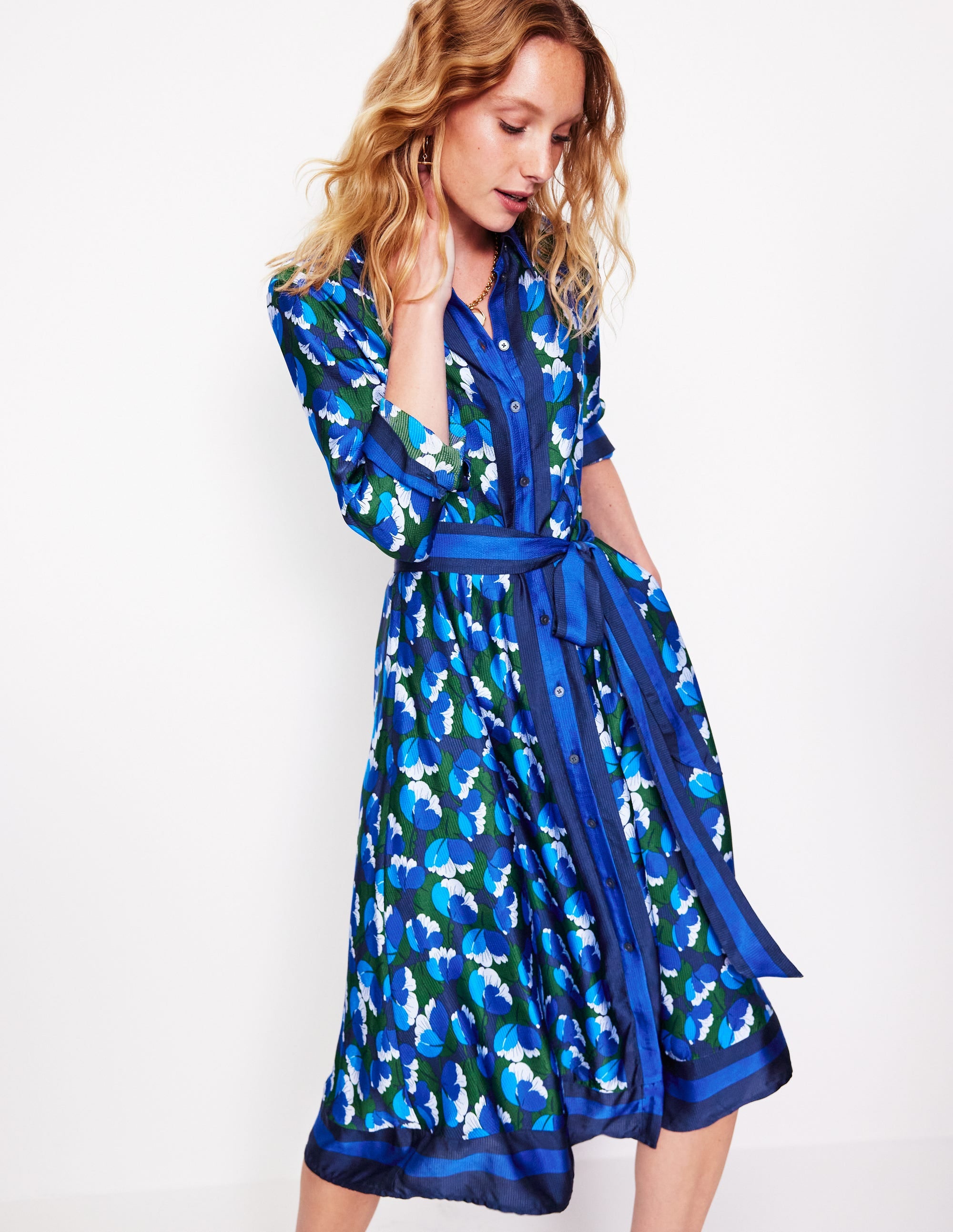 Kate Hemdblusenkleid aus Satin-Französisches Marineblau, Tulpenwiese - Image 1