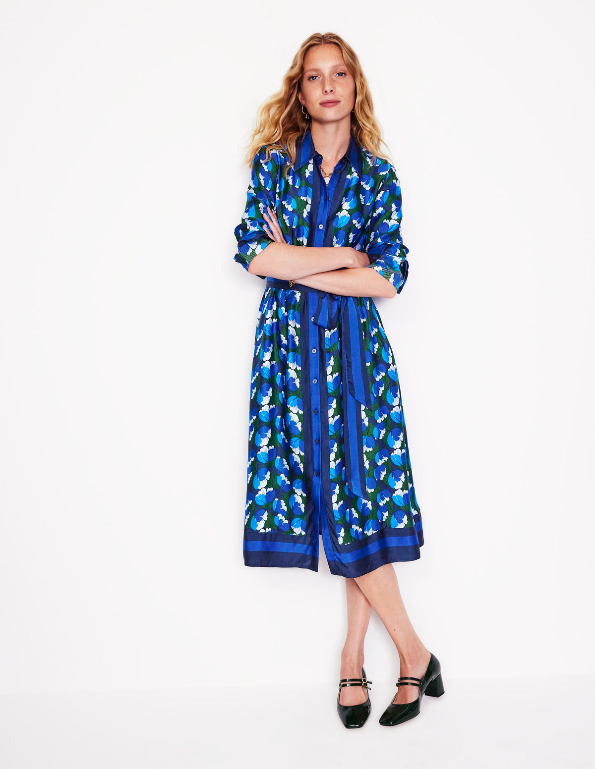 Kate Hemdblusenkleid aus Satin-Französisches Marineblau, Tulpenwiese - Image 4