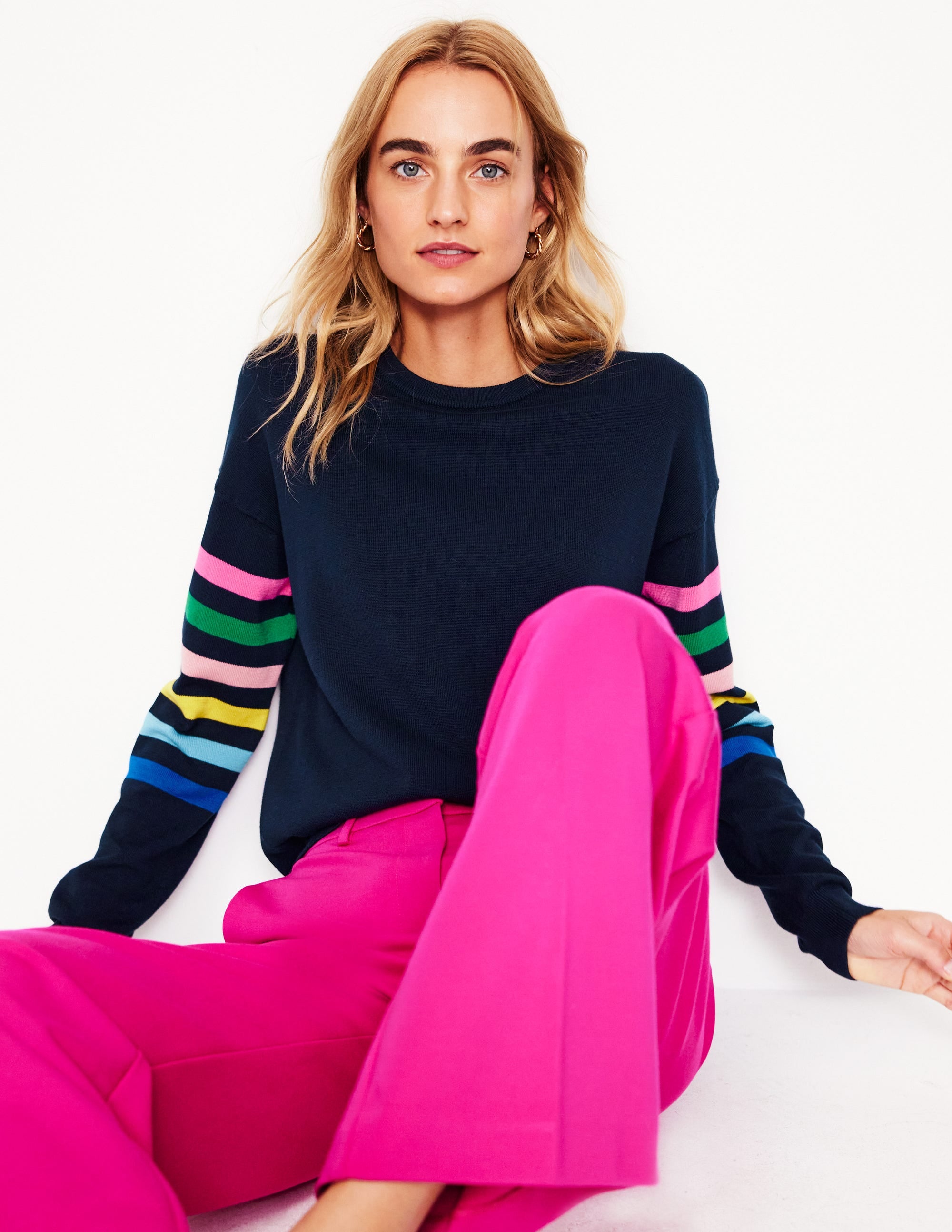 Lara Lockerer Baumwollpullover-Marineblau Regenbogenstreifen an den Ärmeln - Image 1