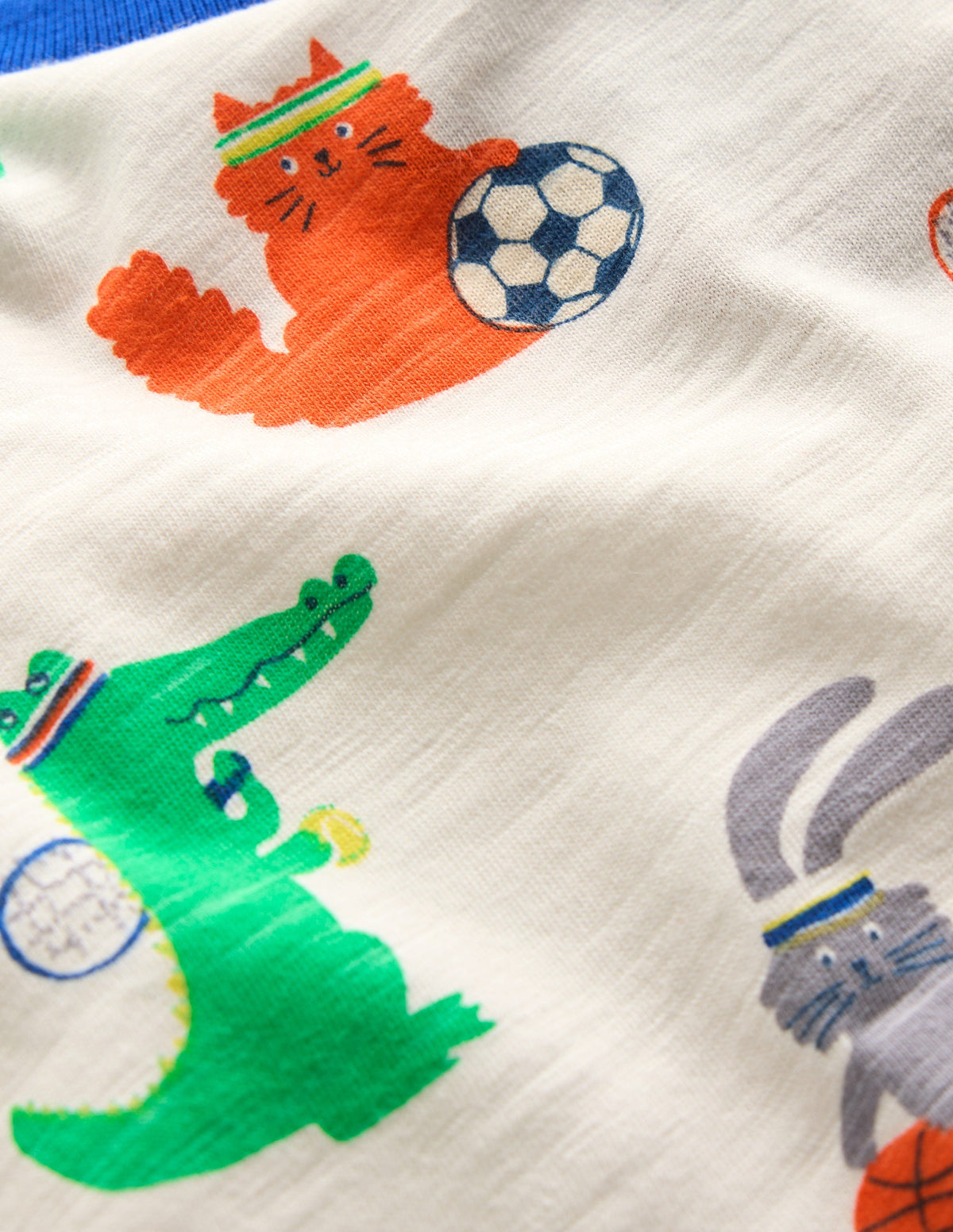 T-Shirt mit durchgehendem Muster-Sanftes Naturweiß Sportliche Haustiere - Image 3