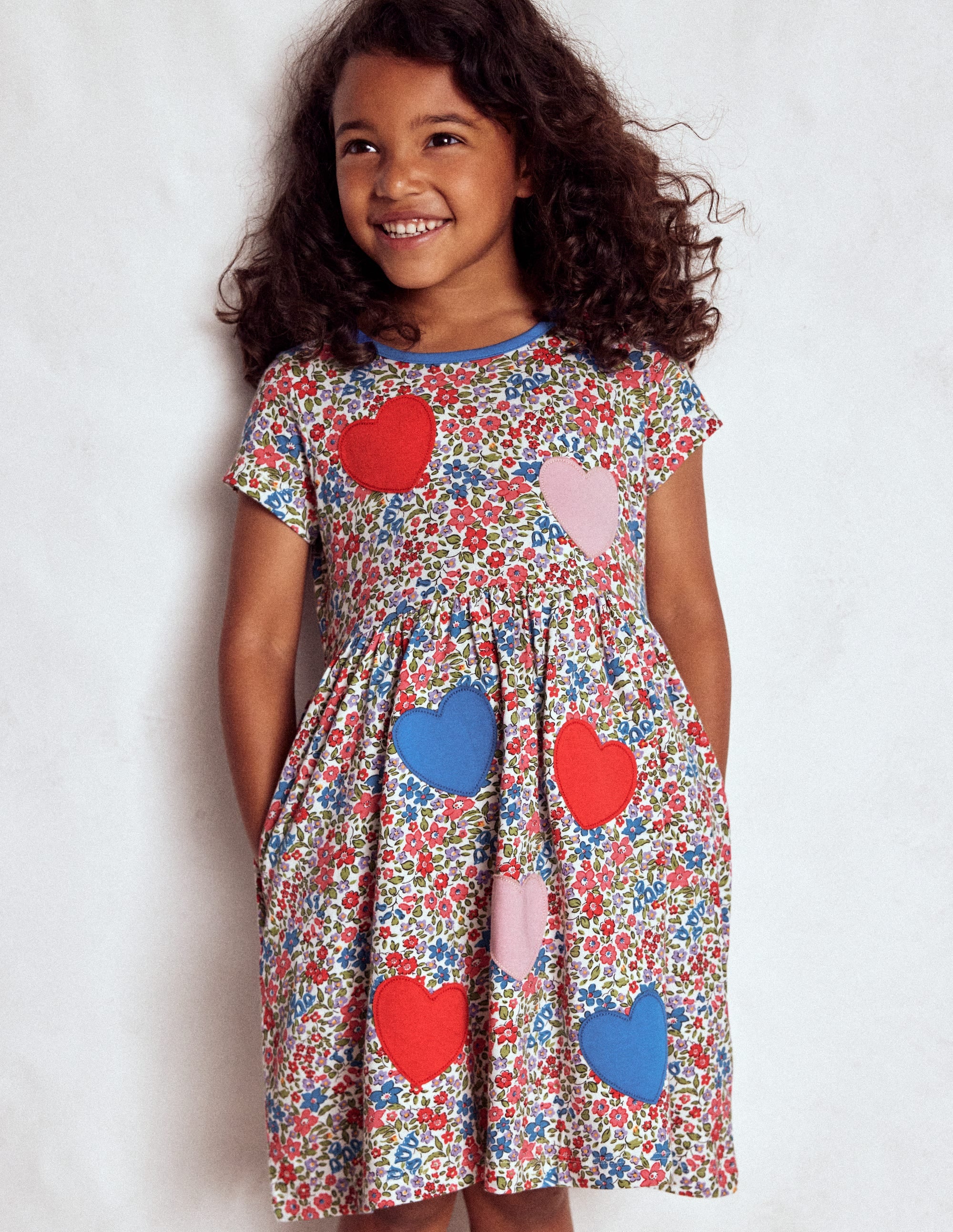 T-Shirt-Kleid mit Applikationen-Rosarot Blumenbeet Herzen - Image 1