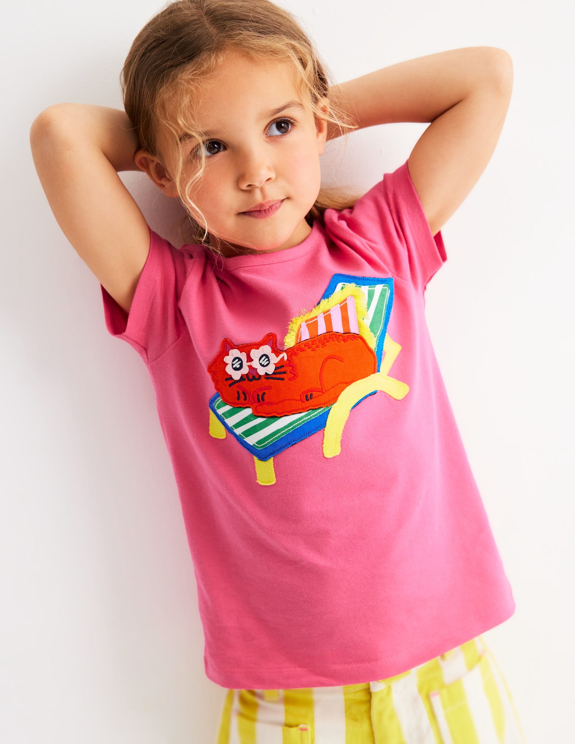 T-Shirt mit Applikation-Rosenblattrosa Katze - Image 2