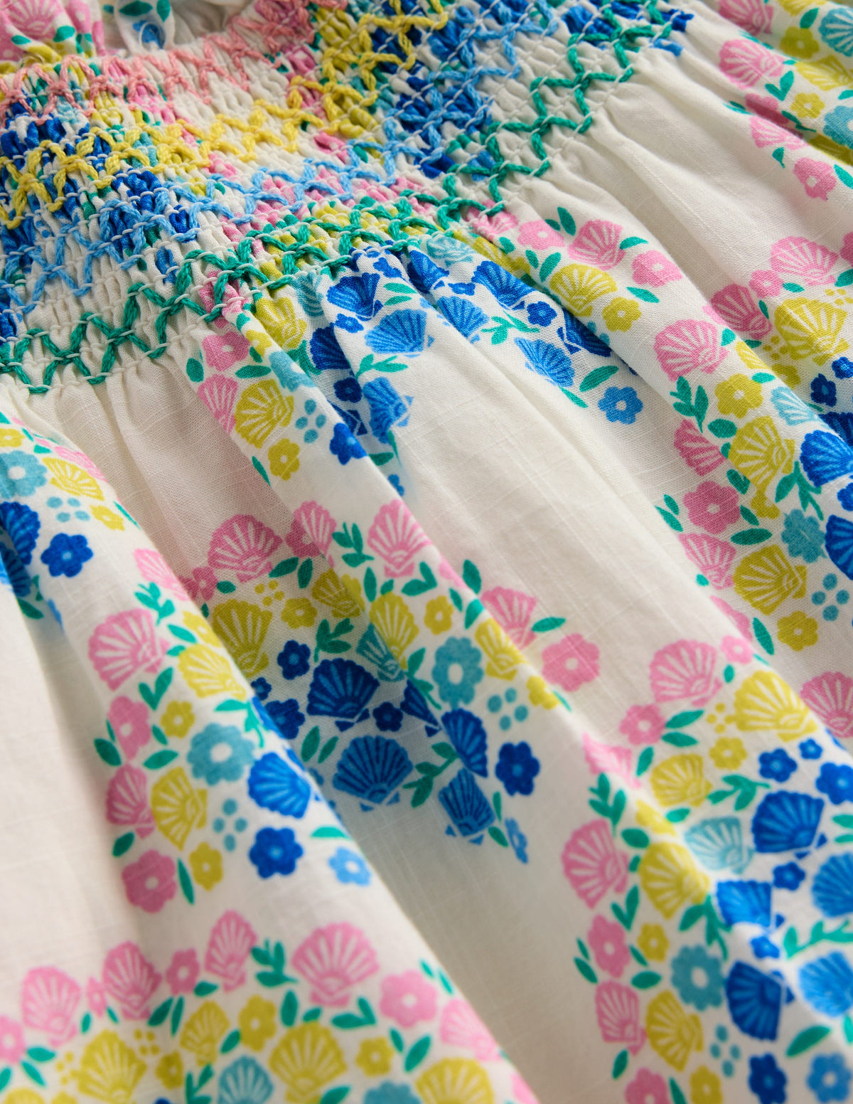 Freizeitkleid mit Smokdetail-Sanftes Naturweiß Regenbogen Muscheln-3