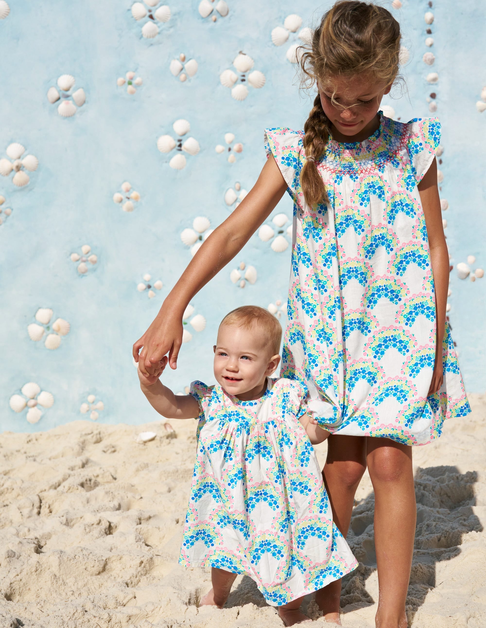 Freizeitkleid mit Smokdetail-Sanftes Naturweiß Regenbogen Muscheln - Image 5