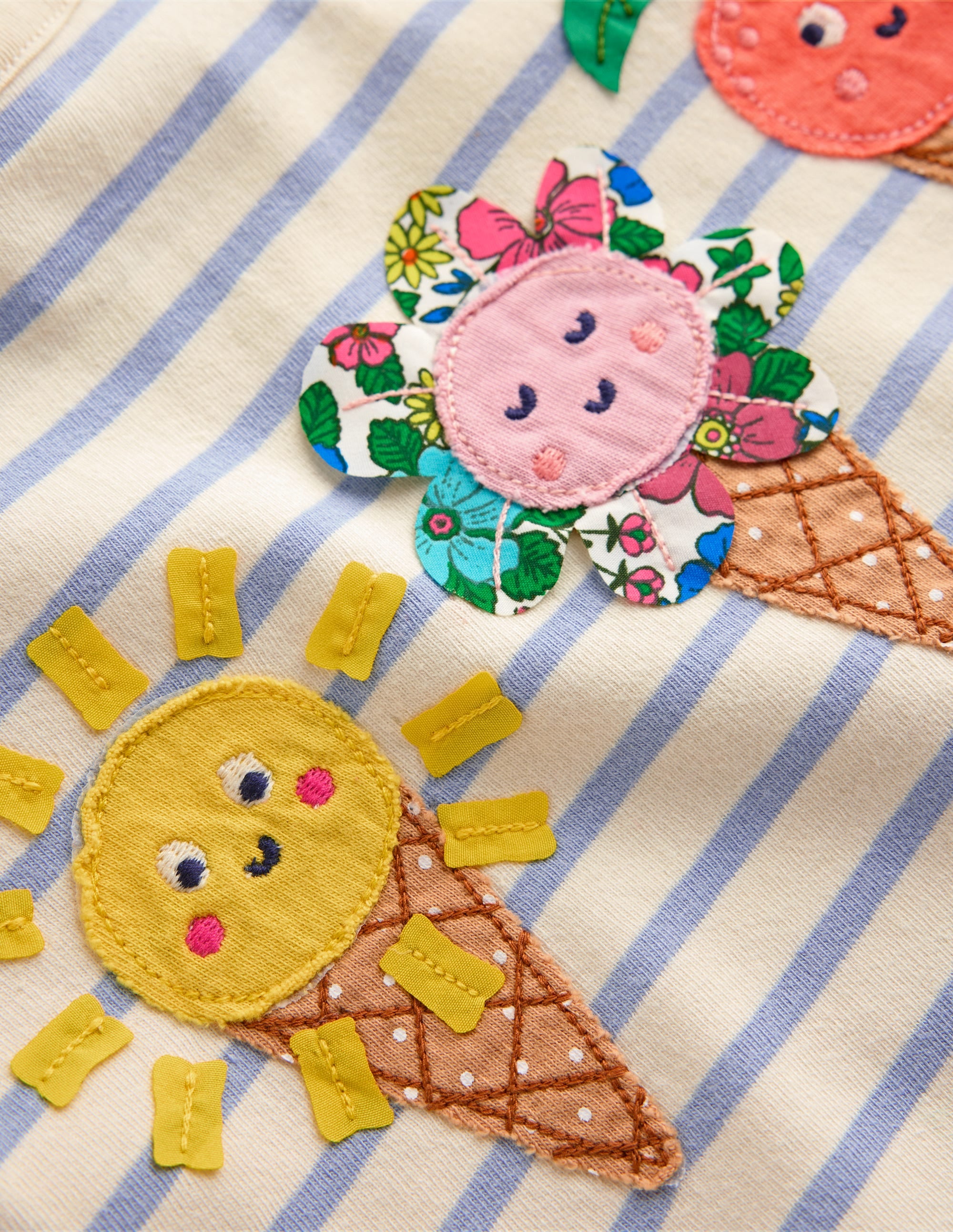 T-Shirt mit Applikation-Gletscherblau/ Naturweiß Eiscreme - Image 3