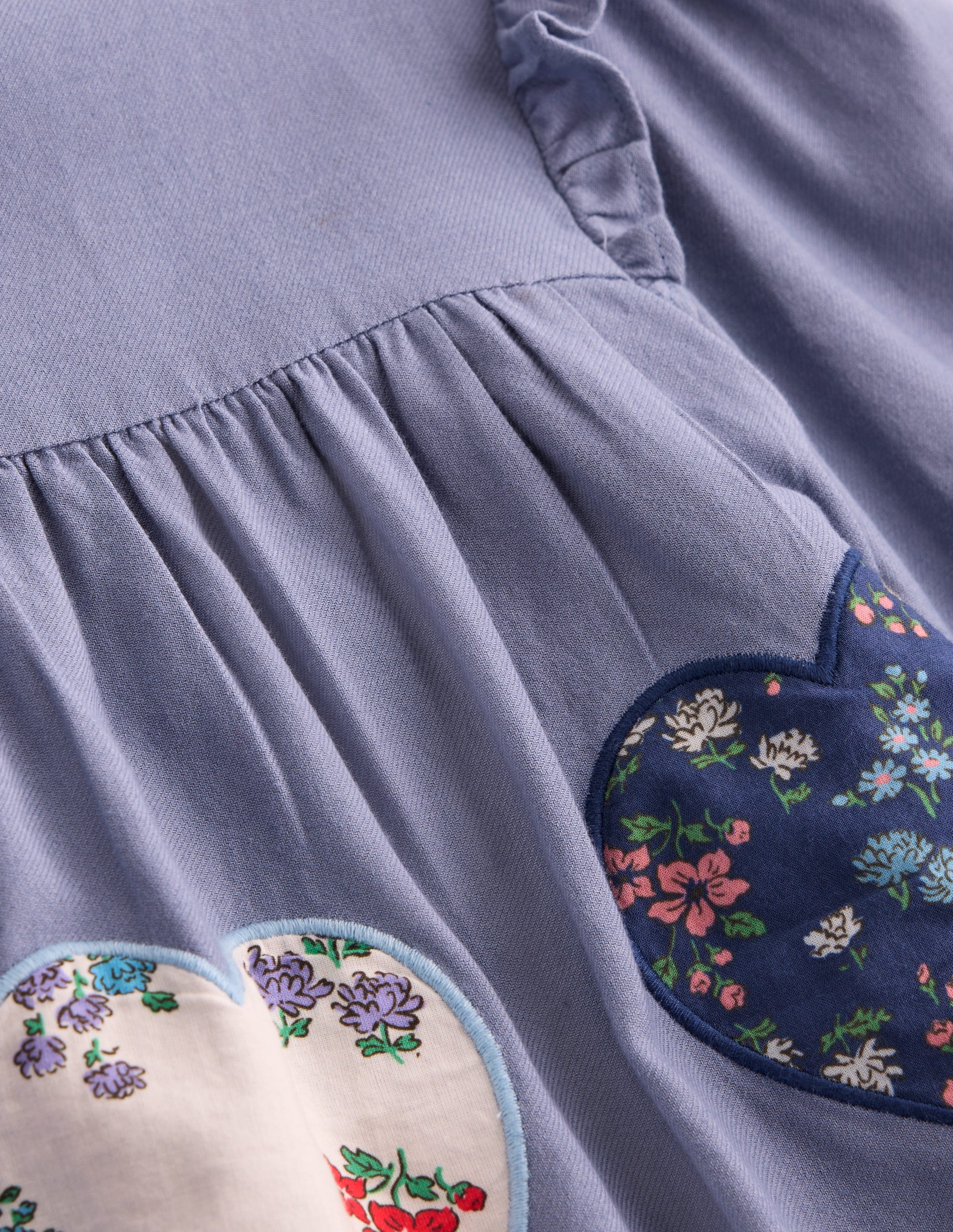 Kleid mit Herzapplikation-Staubblau Herzen - Image 4