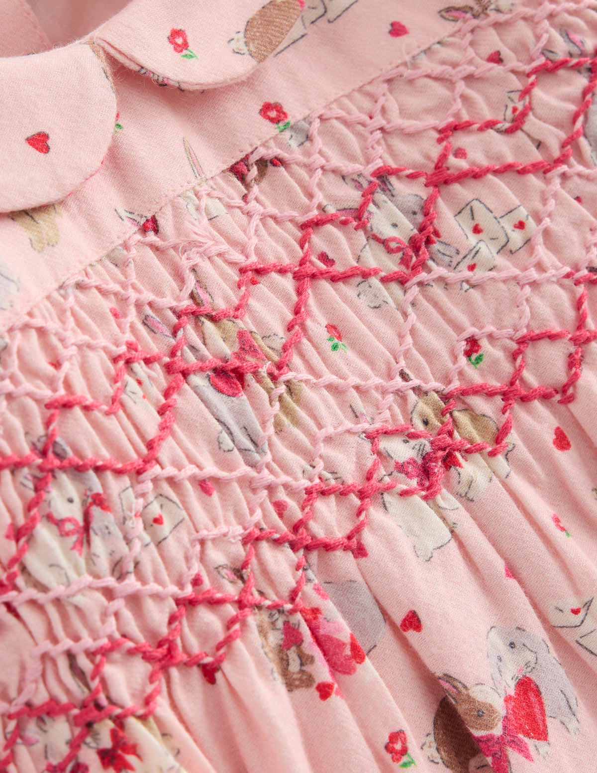 Gesmokter Strampler-Rosa Liebeshasen-3