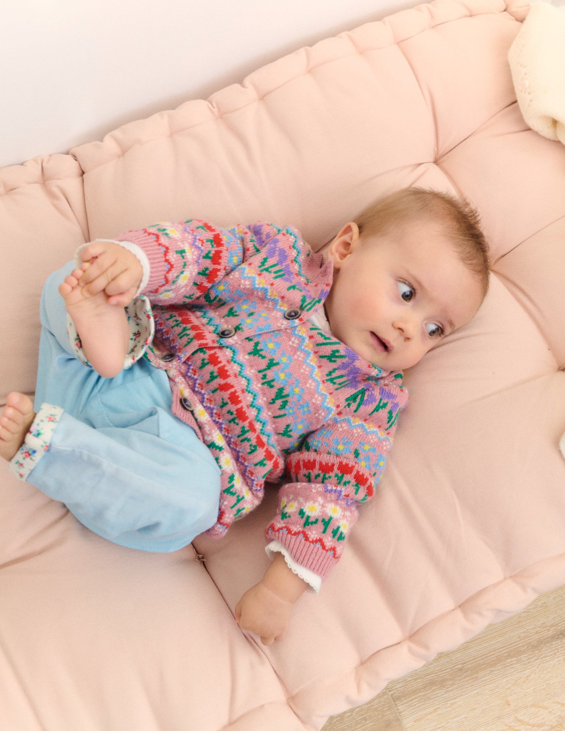Edie Fair-Isle-Strickjacke-Kaugummirosa Blumen-5