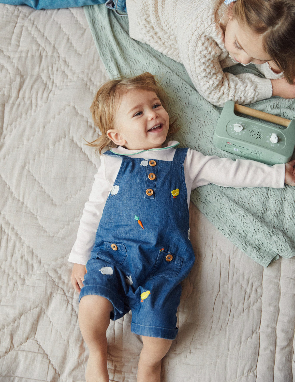 Ensemble avec salopette brodée-Broderie de Pâques en denim-4