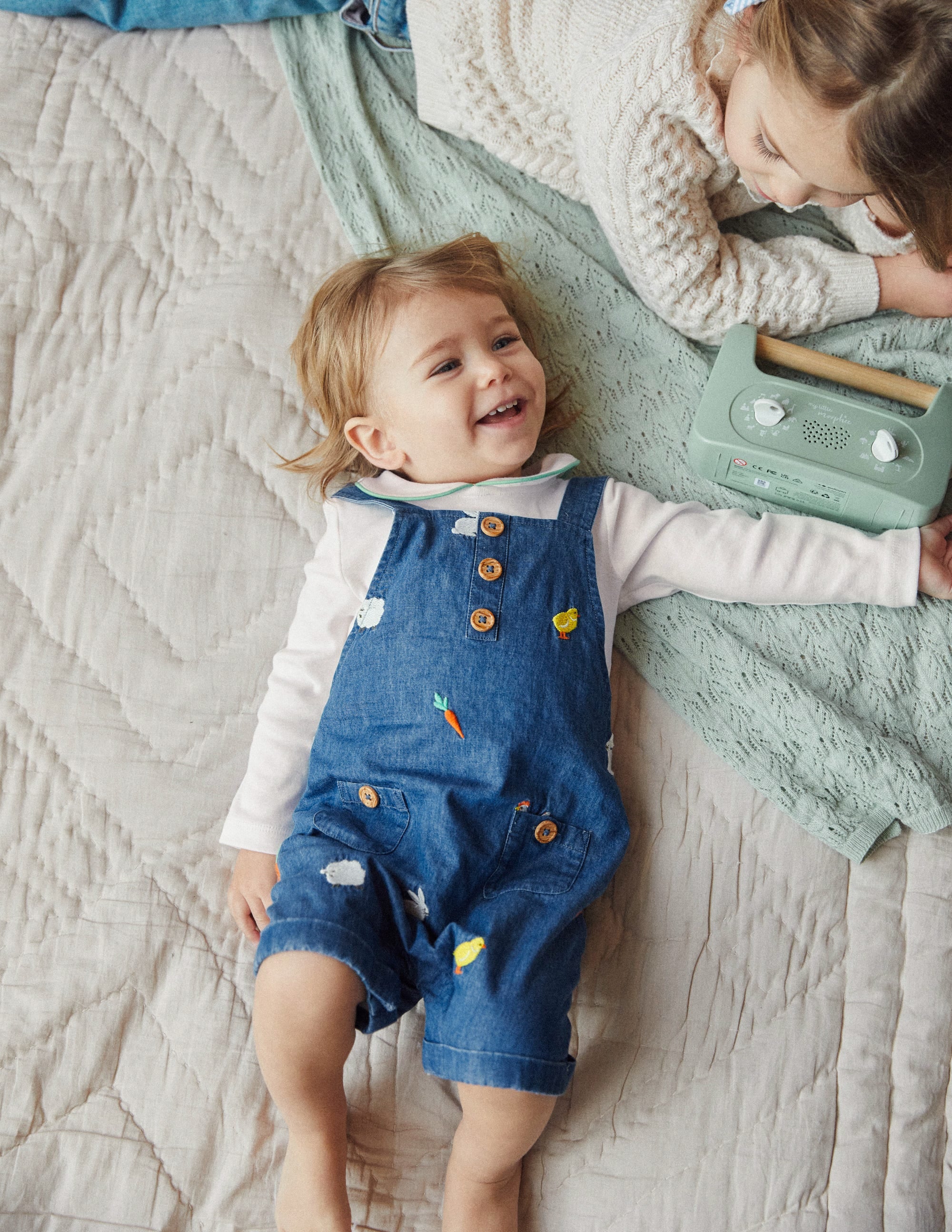 Ensemble avec salopette brodée-Broderie de Pâques en denim - Image 4