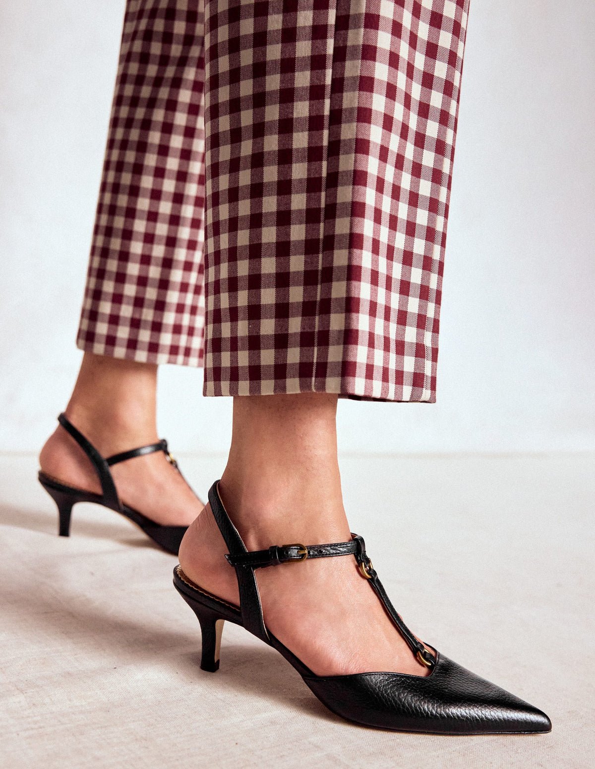 Spitze Absatzschuhe mit T-Steg-Schwarz-2