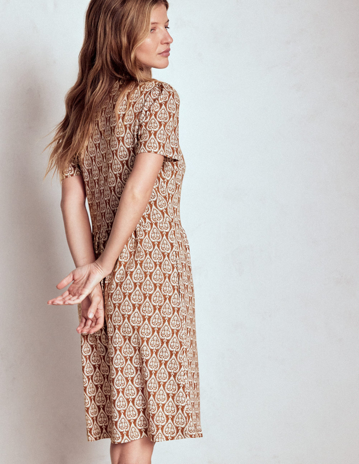 Naomi Kurzärmliges Kleid-Cognac, Geo-Ornament - Image 3
