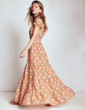 Gestuftes Baumwollkleid mit U-Ausschnitt-Cognac, Geo-Ornament