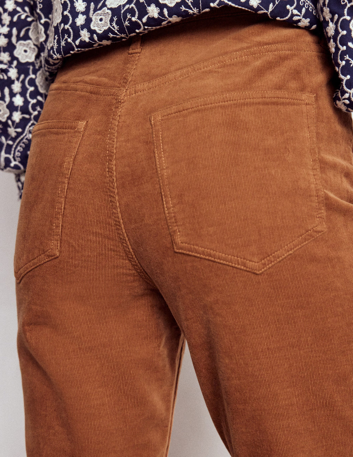 Schmal geschnittene Cord-Jeans mit hohem Bund-Ingwer-2