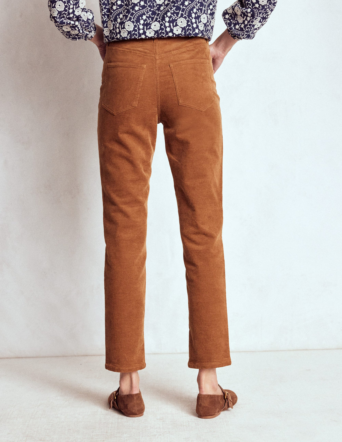Schmal geschnittene Cord-Jeans mit hohem Bund-Ingwer-3