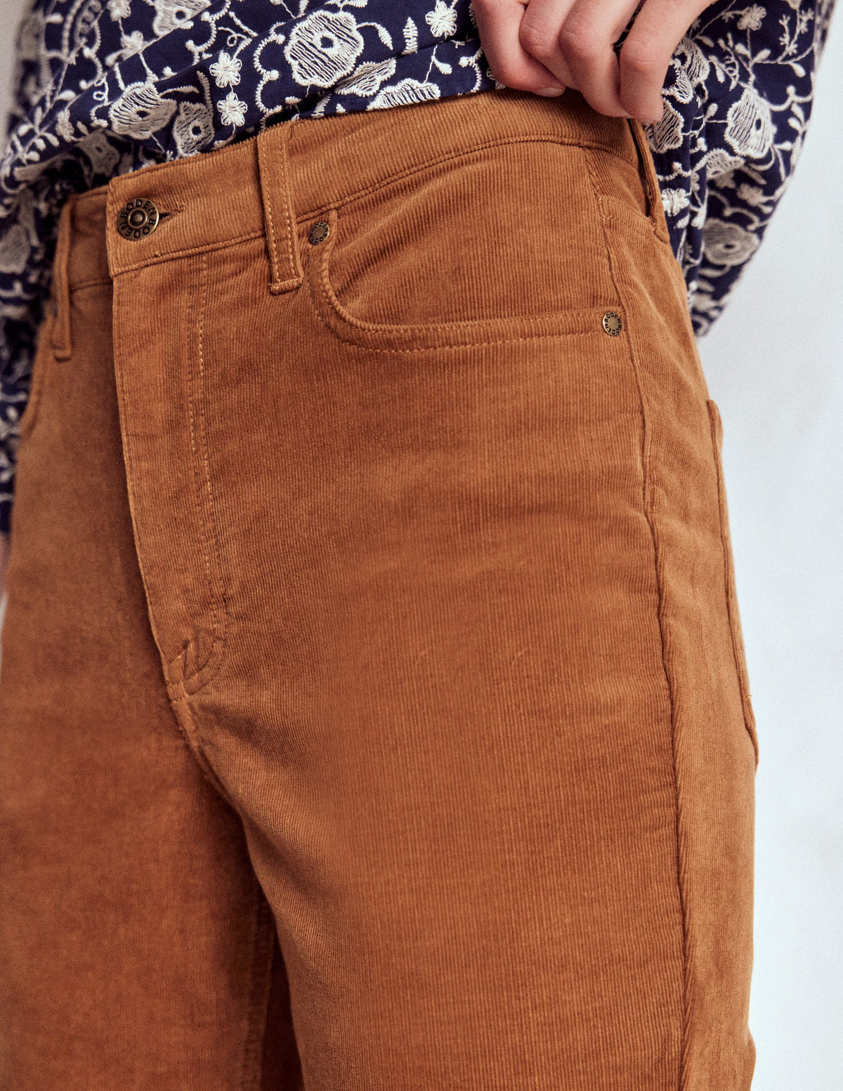 Schmal geschnittene Cord-Jeans mit hohem Bund-Ingwer-5