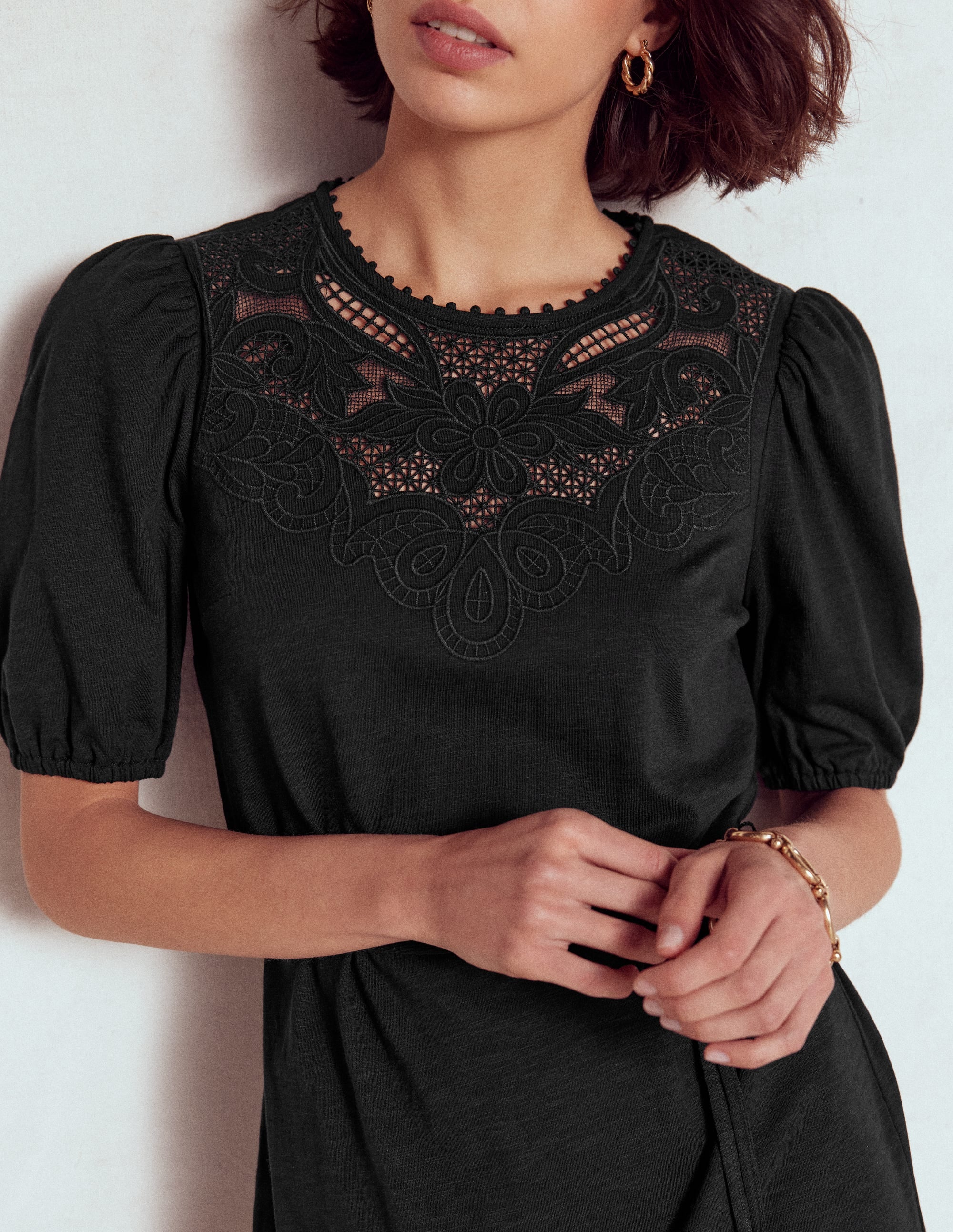 Kurzes Kleid mit Cutwork-Detail-Schwarz - Image 2