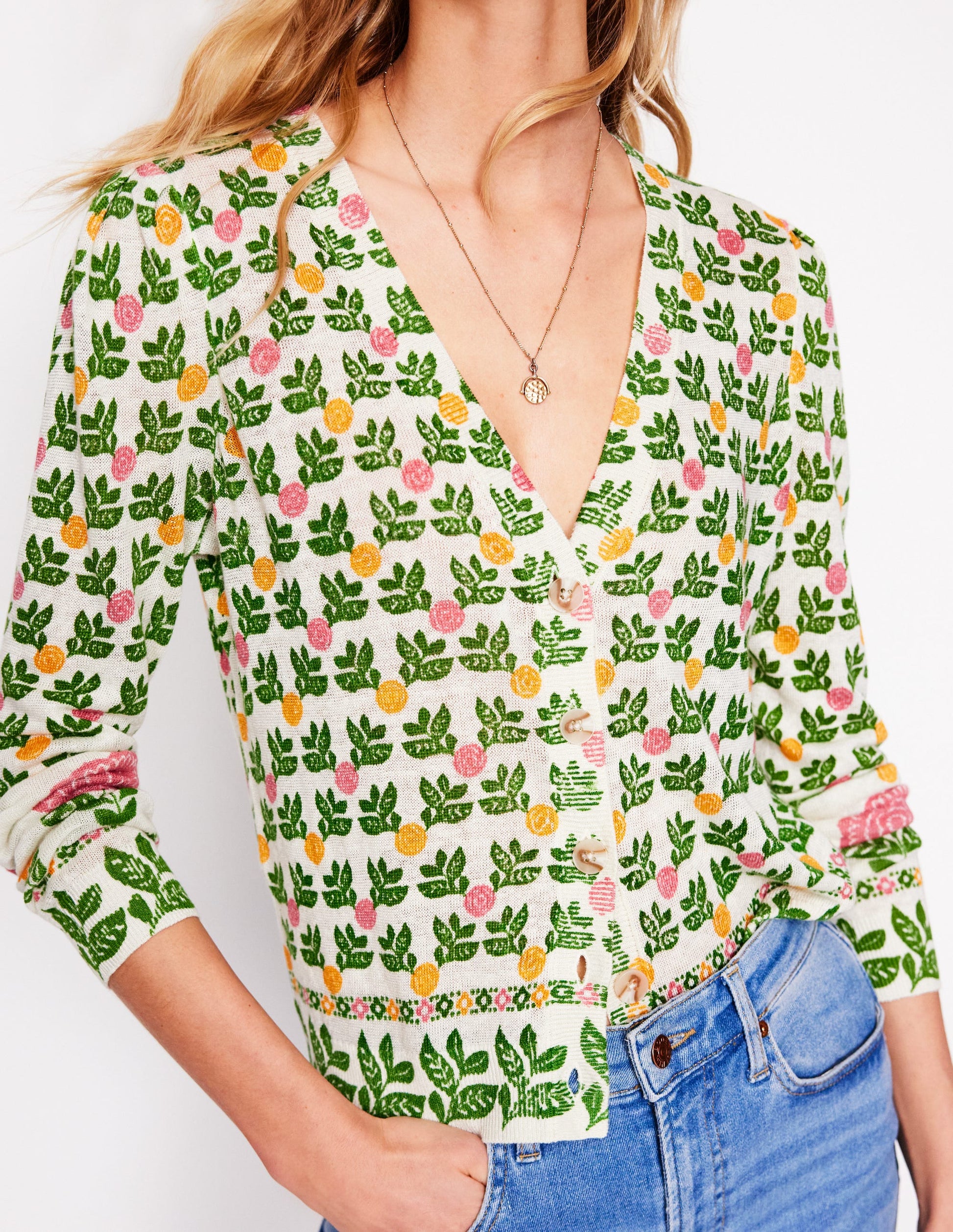 Gilet col V Liv en lin-Ivoire chaud, motif Dahlia Garden-3