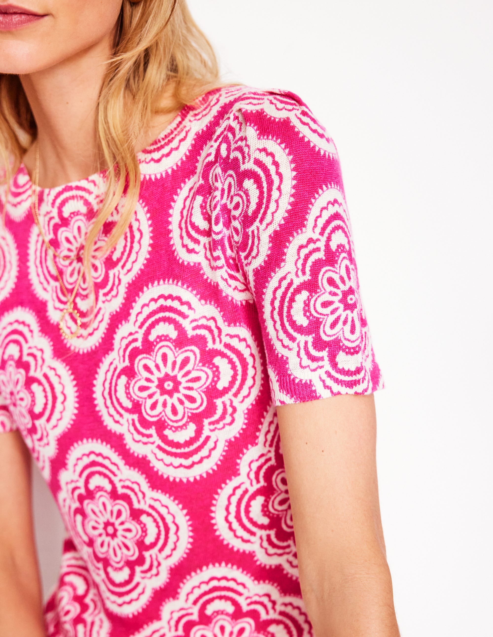 Liv T-Shirt aus Leinen mit U-Boot-Ausschnitt-Rosa Pfingstrose, Botanic Blush-Motiv - Image 2