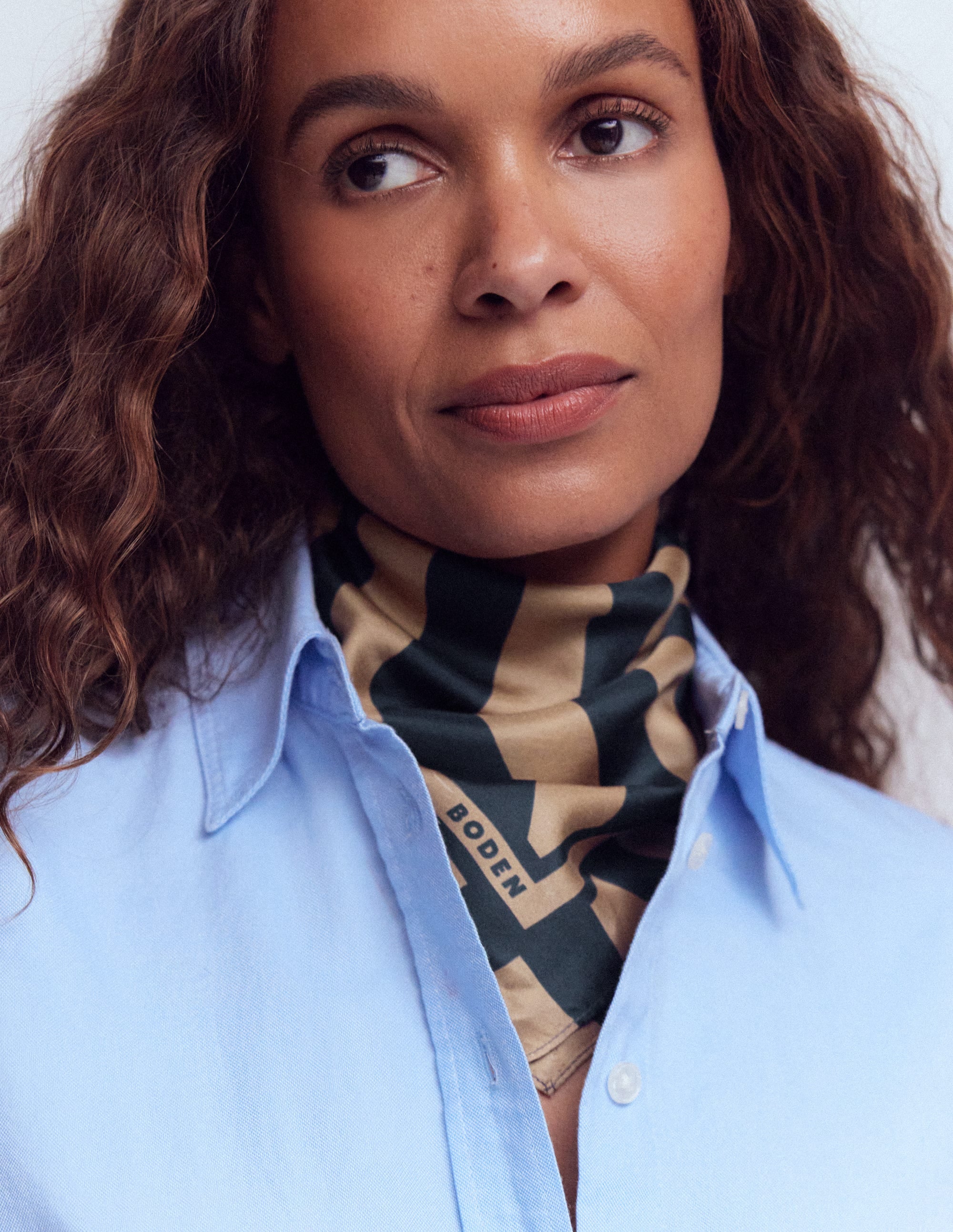 Foulard carré Elisabeth en soie-Rayé bleu marine et camel - Image 2