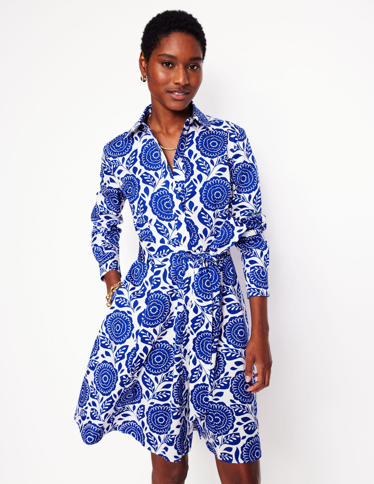 Amy Kurzes Hemdblusenkleid aus Baumwolle-Leuchtendes Blau, Dahlienstempel - Image 1