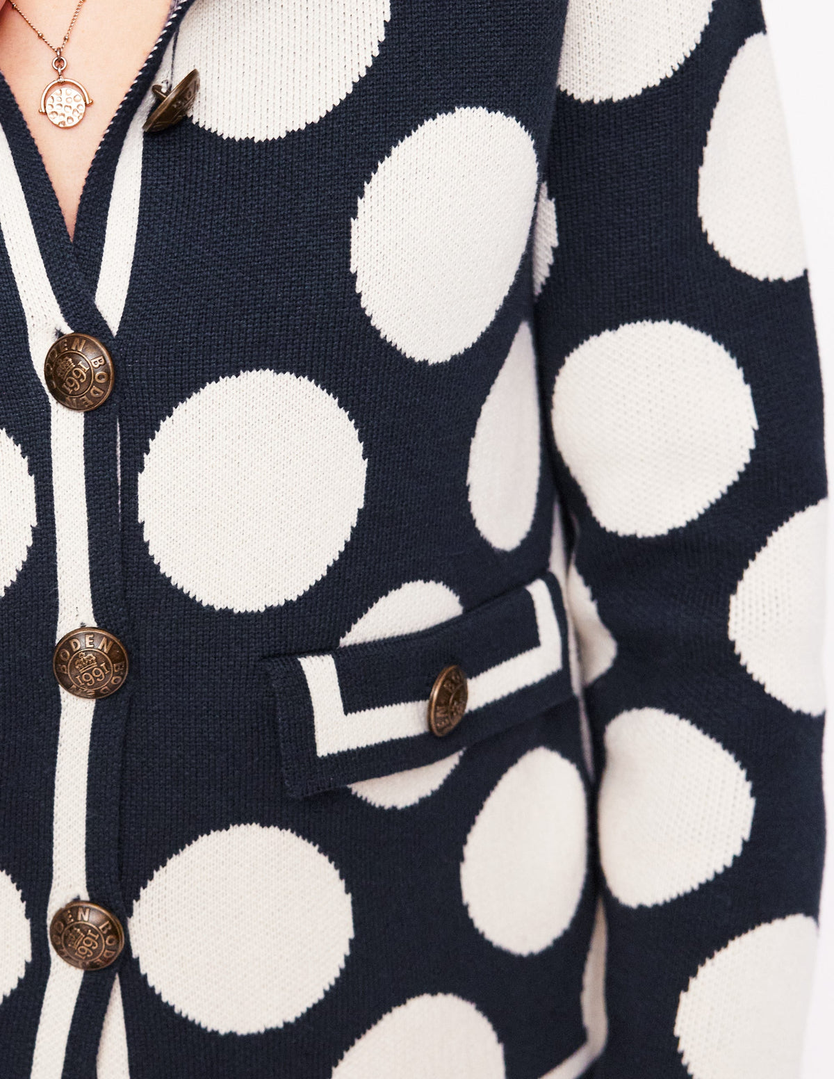 Holly Cardigan-Französisches Marineblau, Große Tupfen in Naturweiß - Image 2