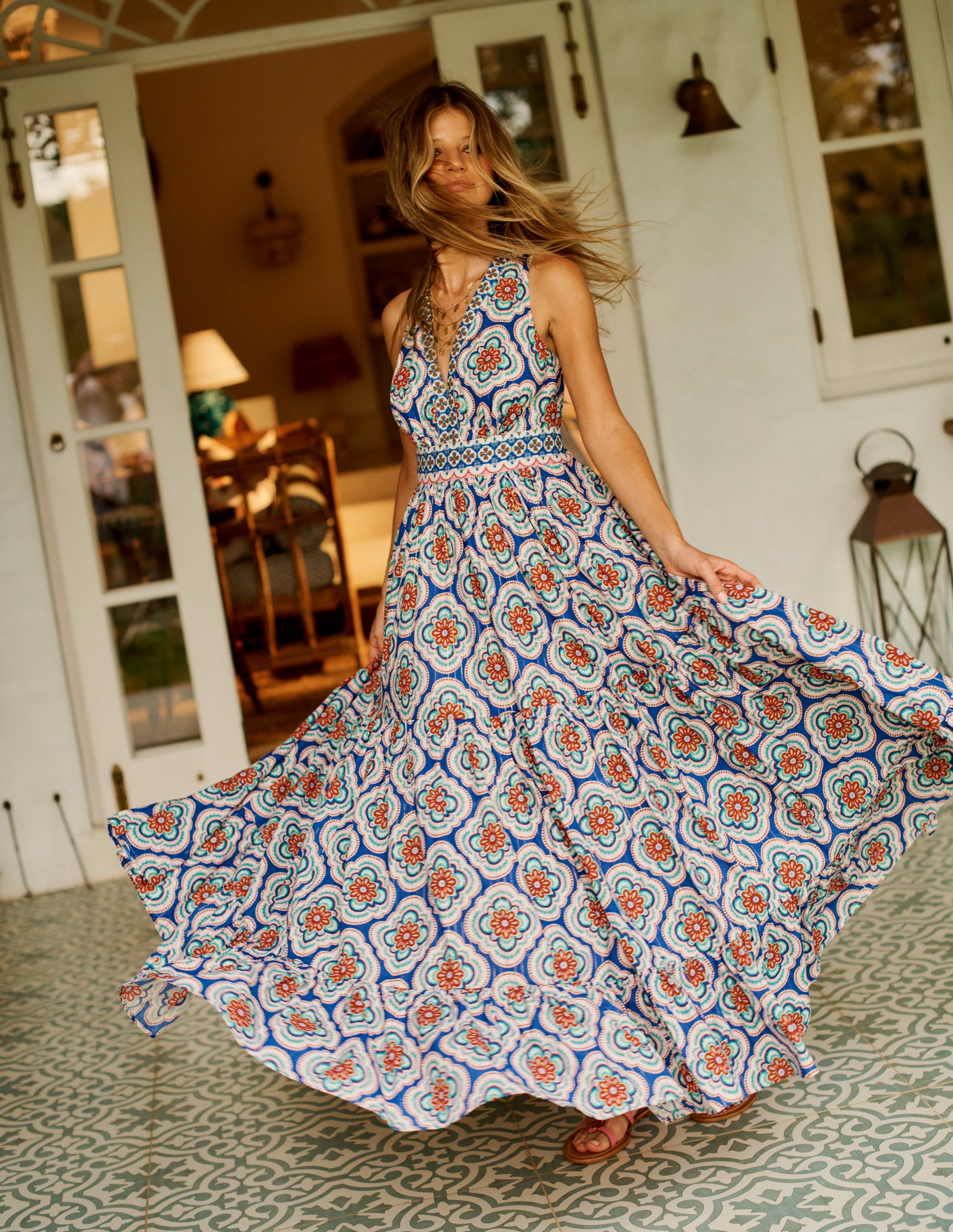 Serena Maxikleid aus Baumwolle zum Binden-Leuchtendes Blau, Botanic Blush-Motiv-5