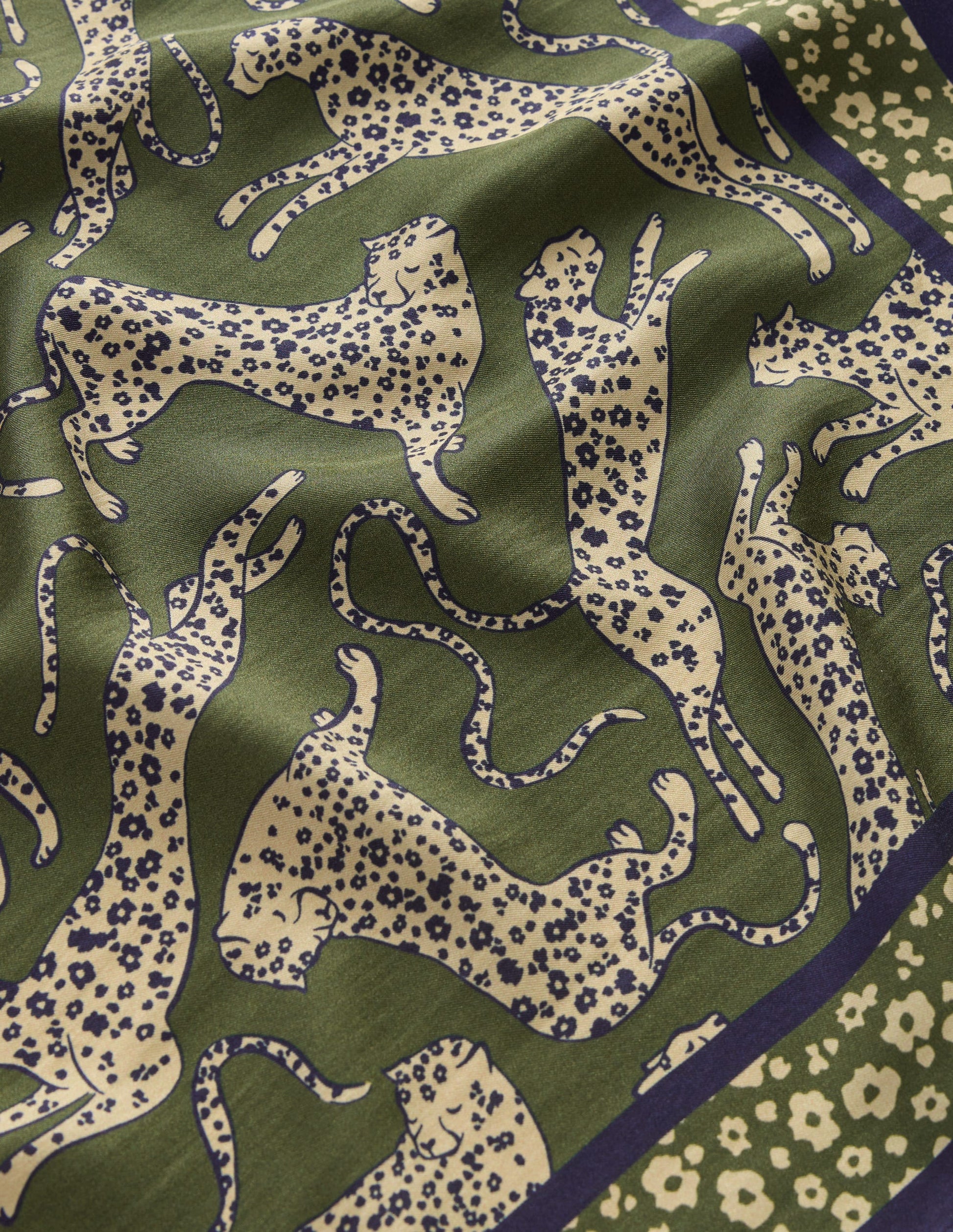 Elisabeth Quadratischer Seidenschal-Springender Leopard-3