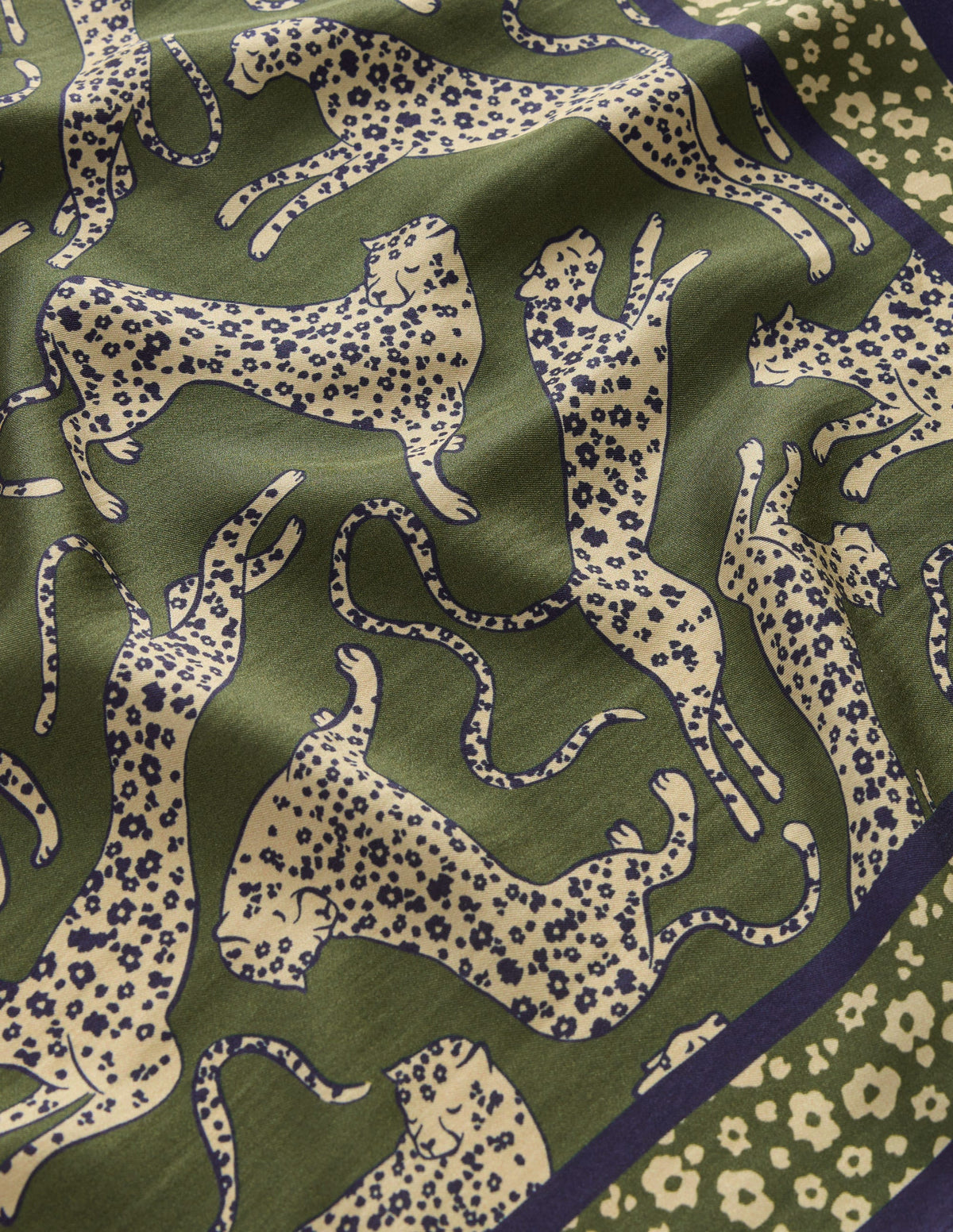 Elisabeth Quadratischer Seidenschal-Springender Leopard - Image 3