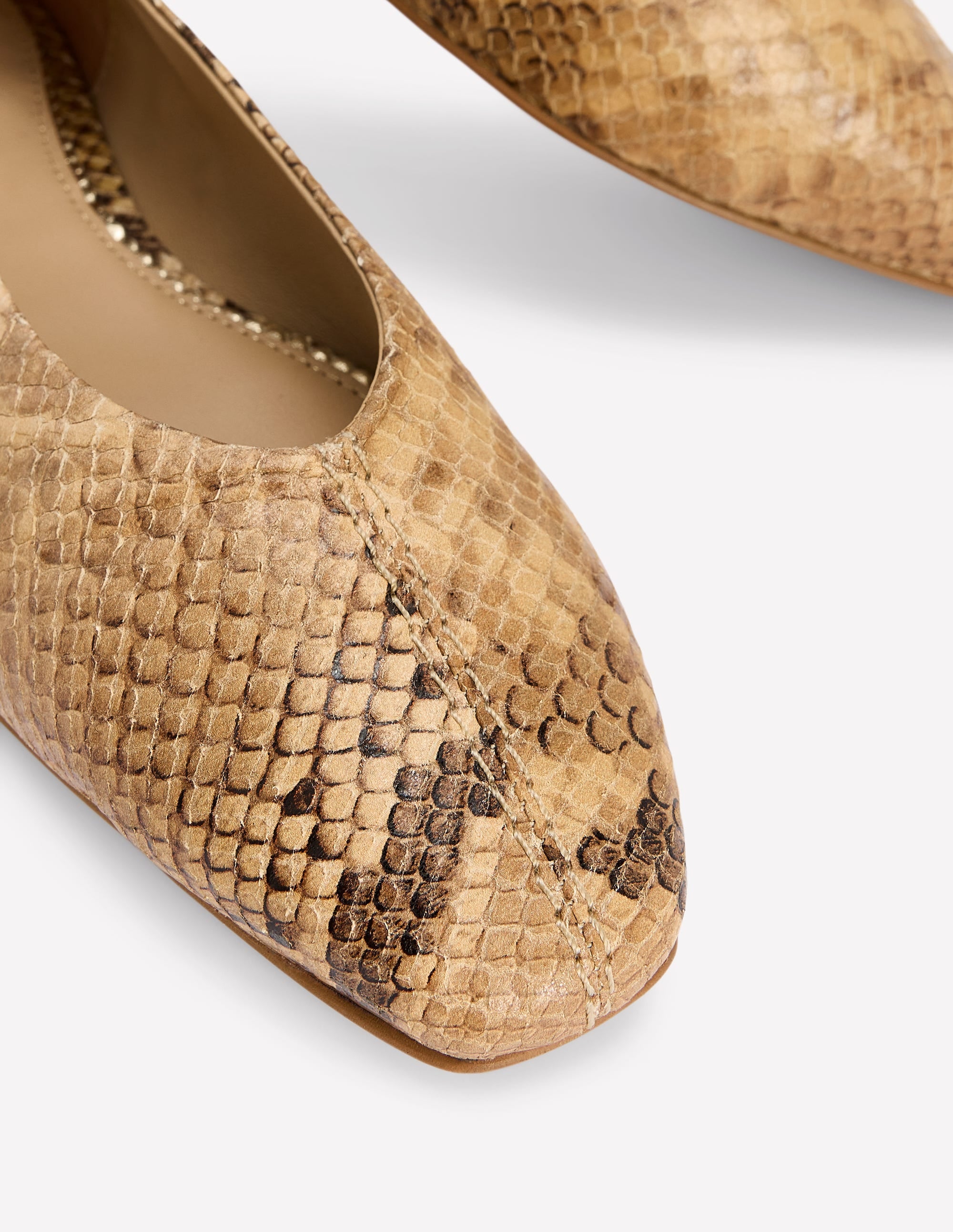 Weit ausgeschnittene, flache Schuhe mit Ziernaht-Beige - Image 4