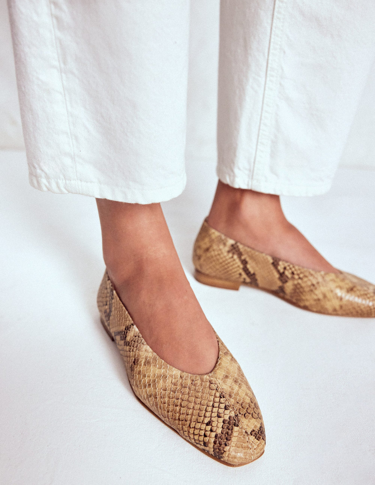 Weit ausgeschnittene, flache Schuhe mit Ziernaht-Beige - Image 1