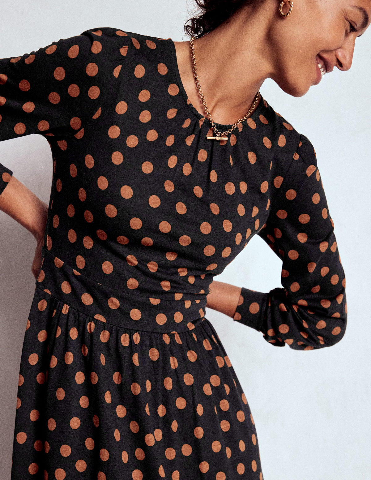 Alexandra Jersey-Midikleid-Schwarz, Tupfen in Schildpattoptik-3