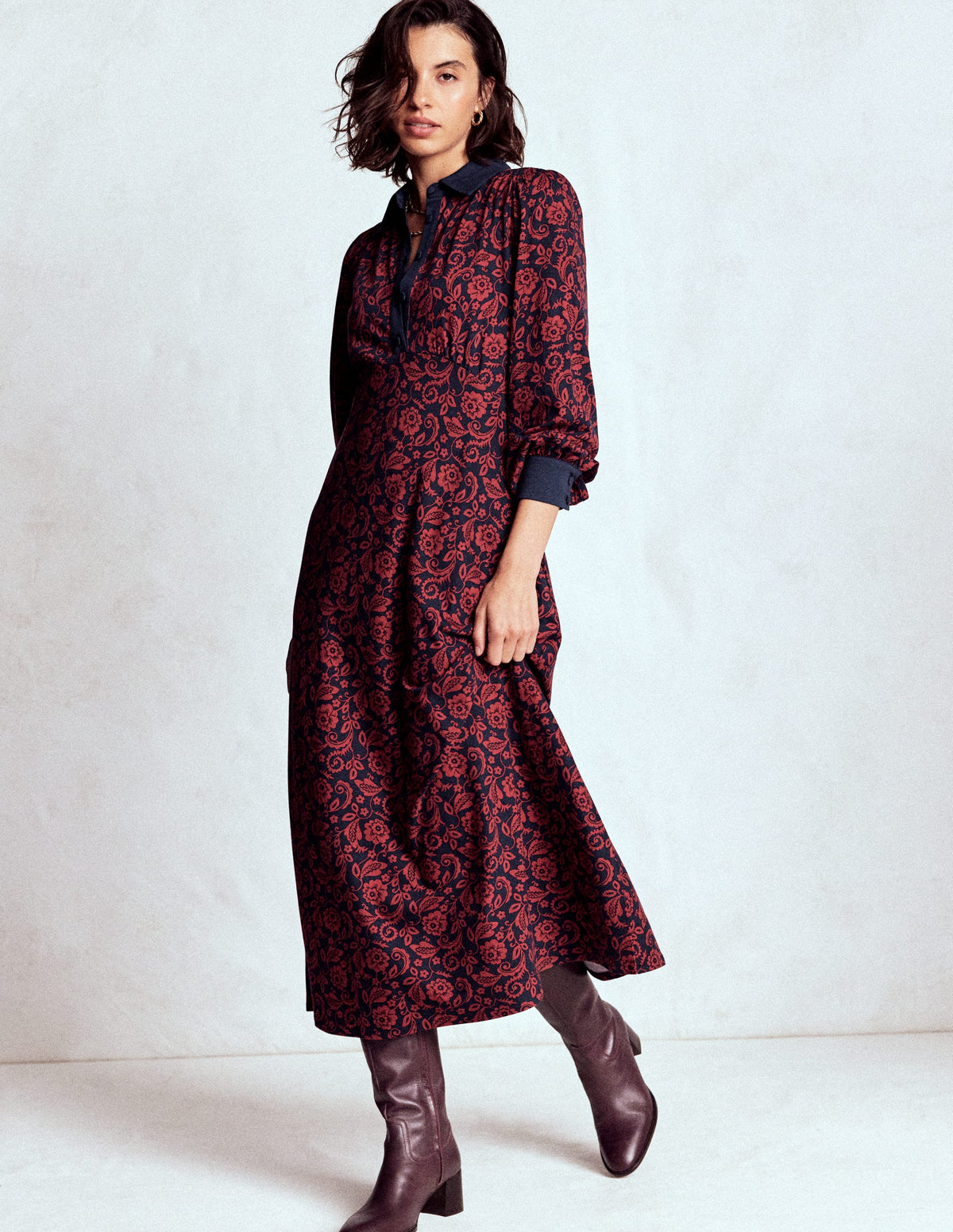 Hemdblusenkleid mit Empire-Taille-Rot, Blumenornamente-4