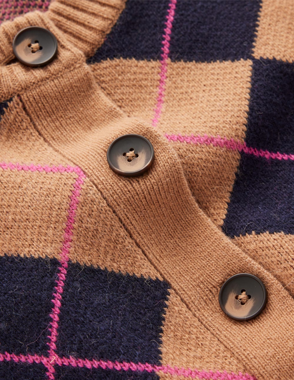 Abi Jacquard-Strickjacke-Kamel, Marineblau Argyle - Image 7