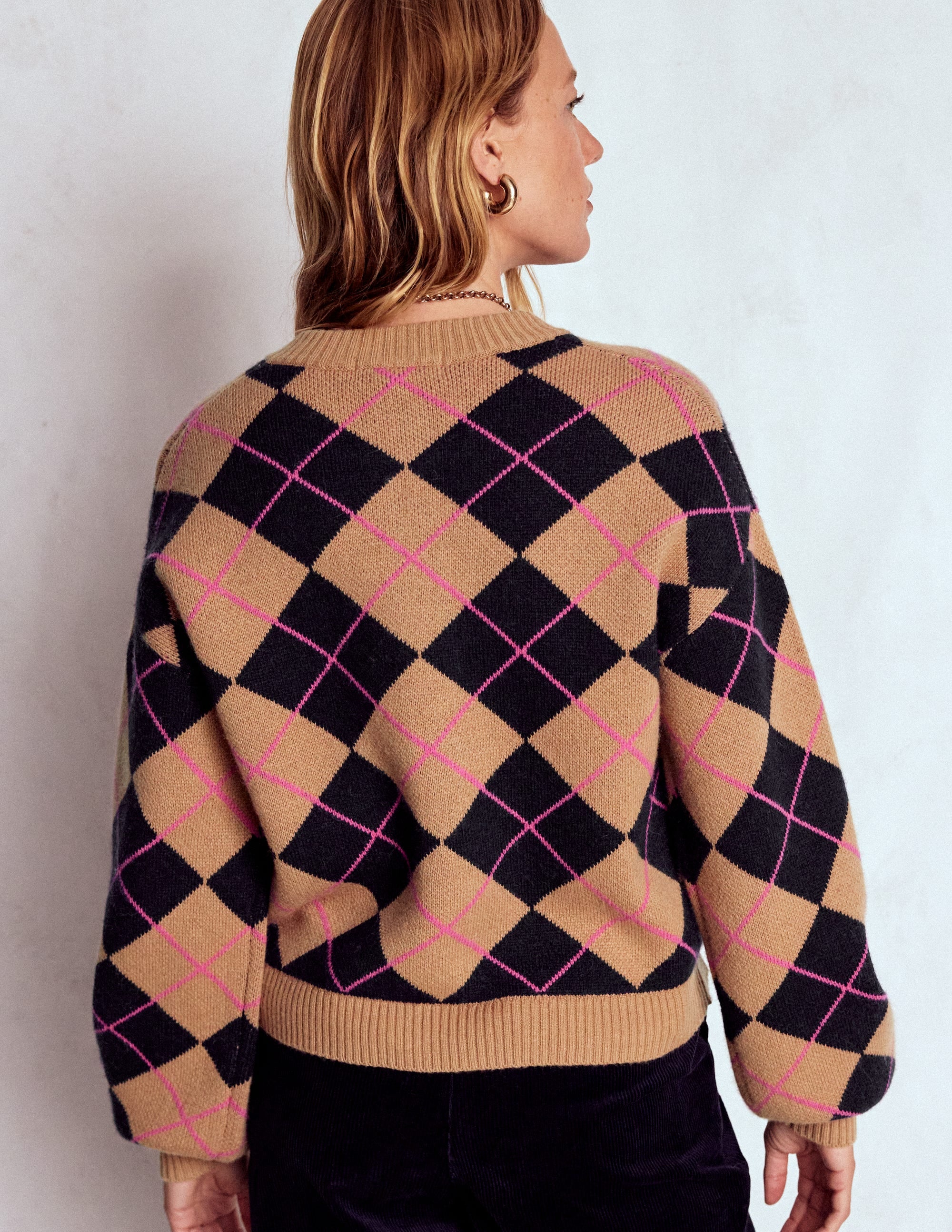 Abi Jacquard-Strickjacke-Kamel, Marineblau Argyle - Image 4