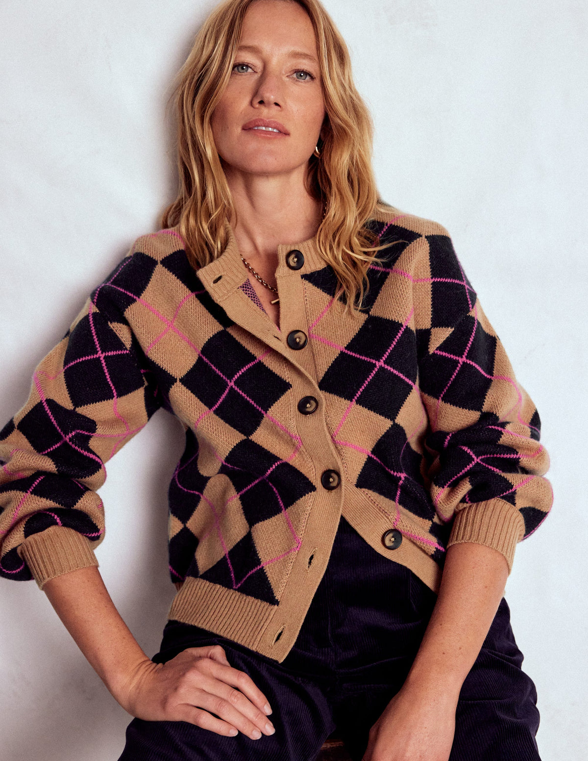 Abi Jacquard-Strickjacke-Kamel, Marineblau Argyle - Image 5