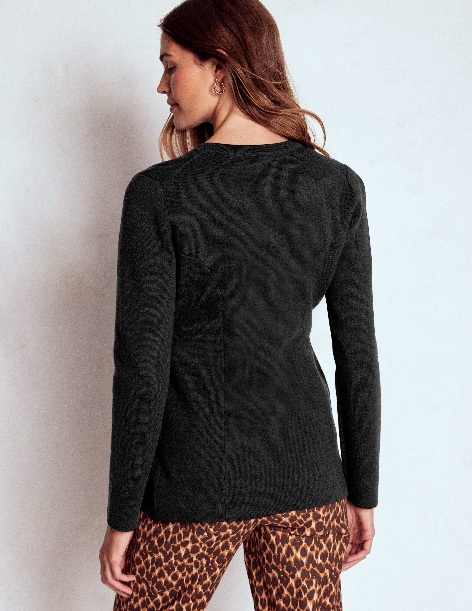 Joanna Taillierte Strickjacke-Schwarz - Image 3
