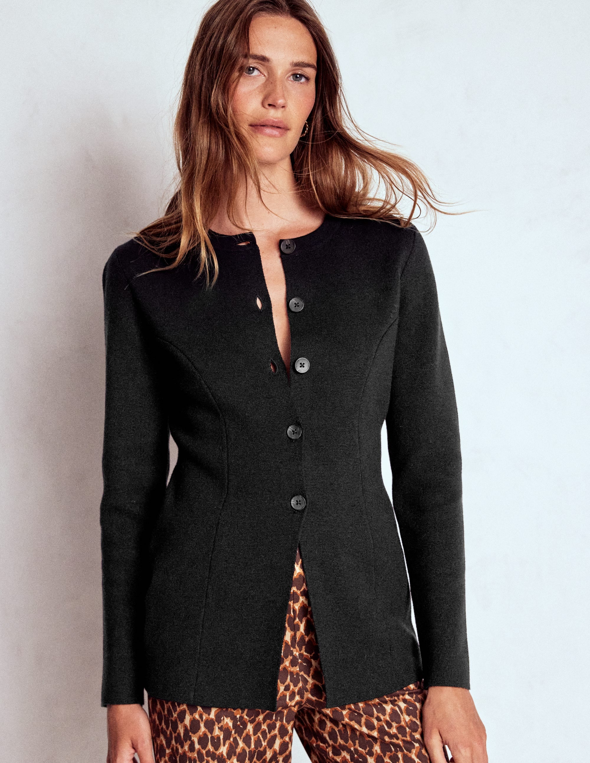 Joanna Taillierte Strickjacke-Schwarz - Image 4