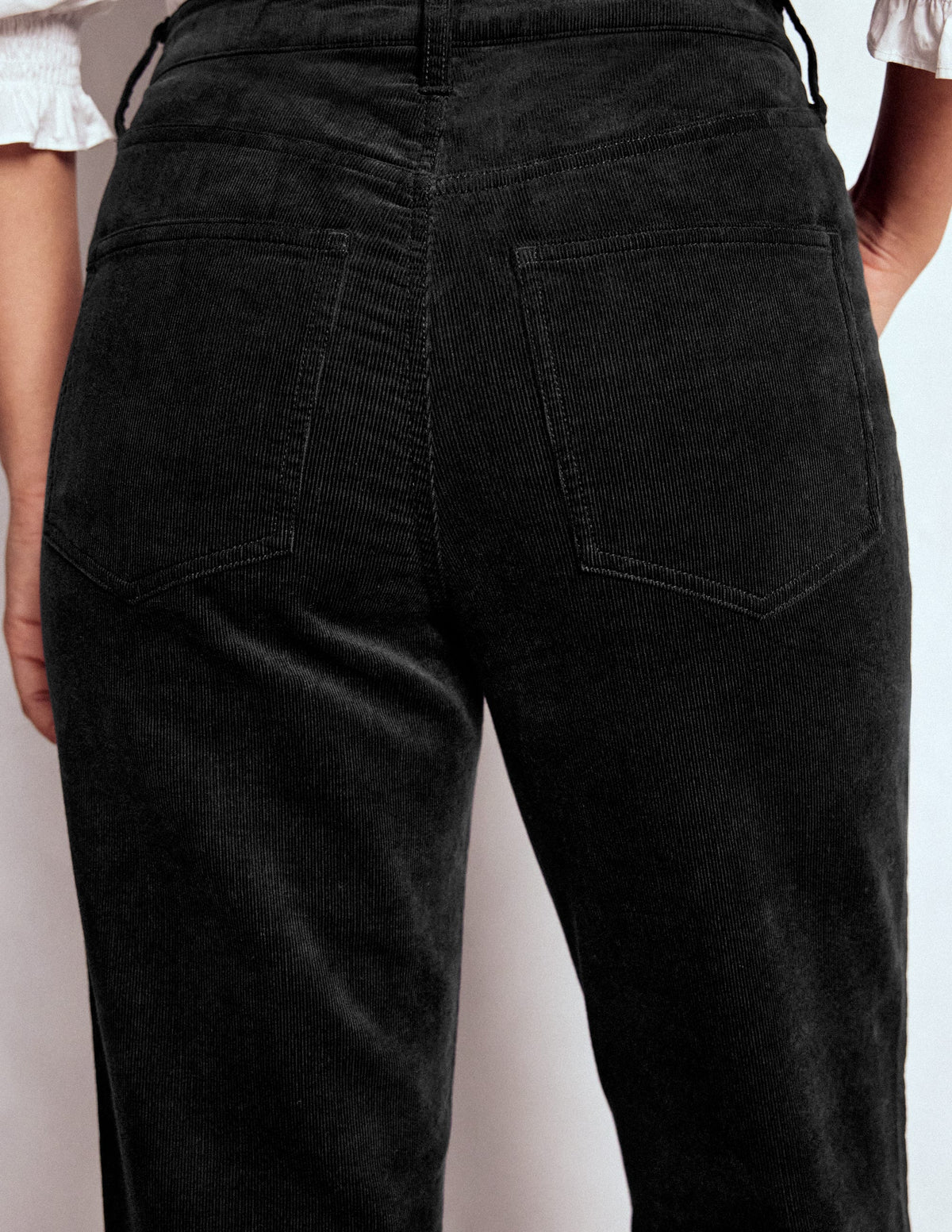 Schmal geschnittene Cord-Jeans mit hohem Bund-Schwarz-4