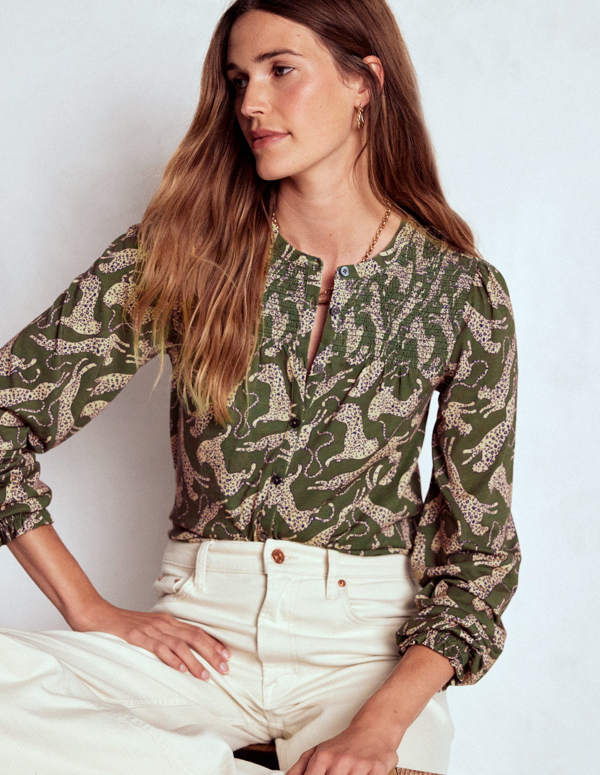 Elsa Jerseyhemd mit gesmokter Passe-Grün, Springender Leopard-1